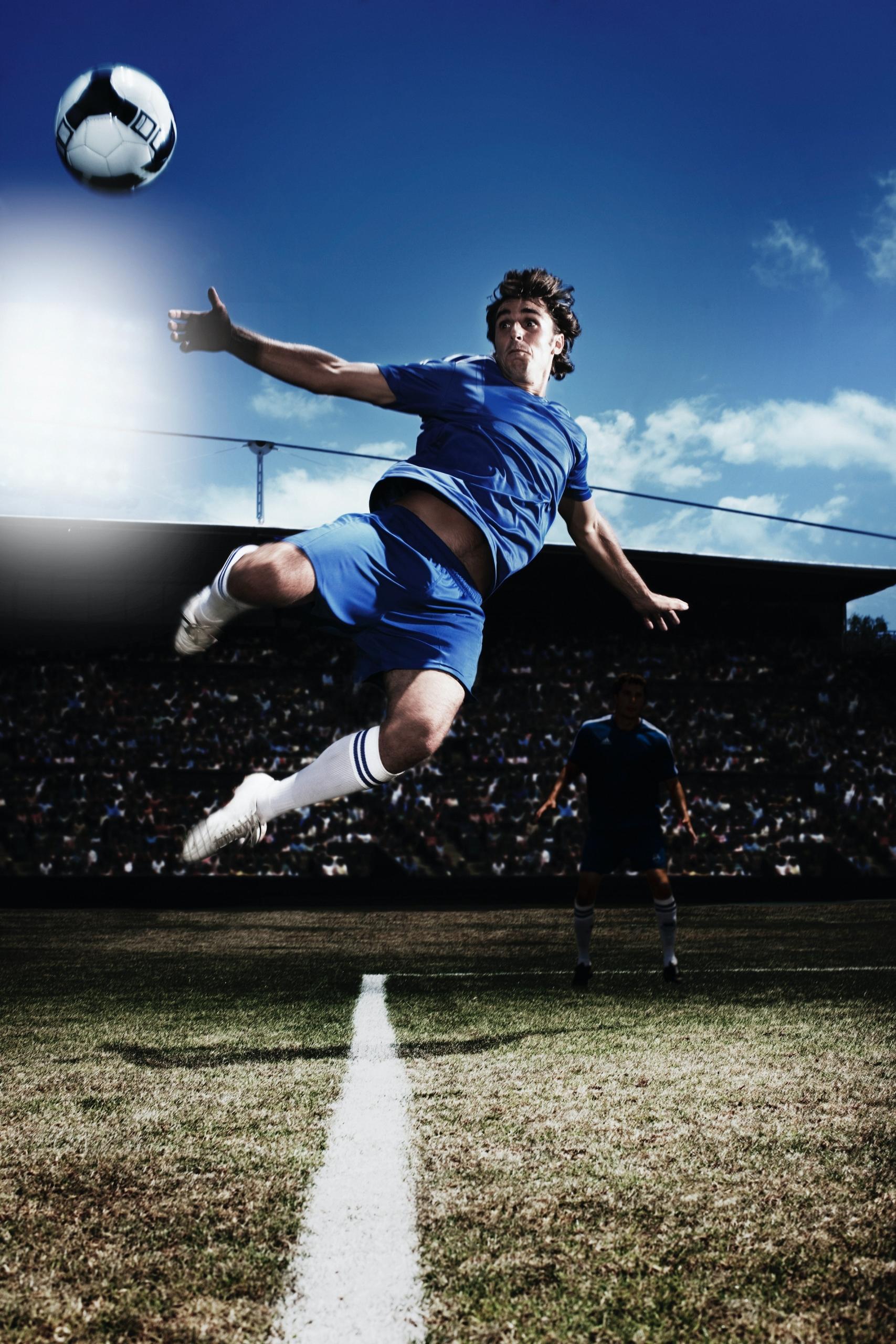 futbolista lanzando gol
