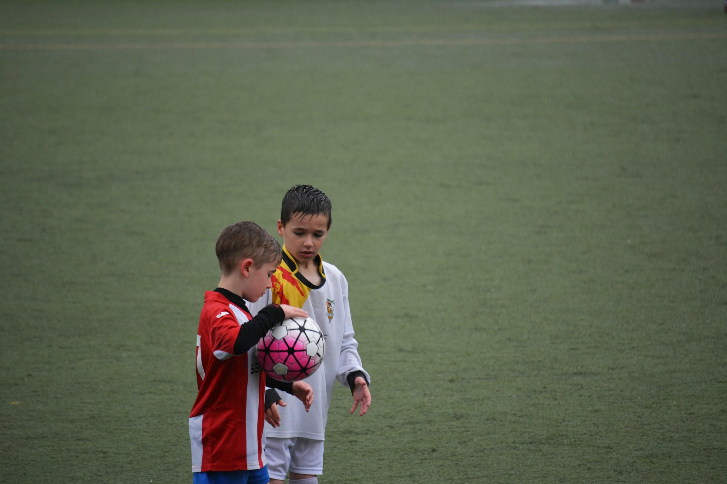 niños jugando el futbol