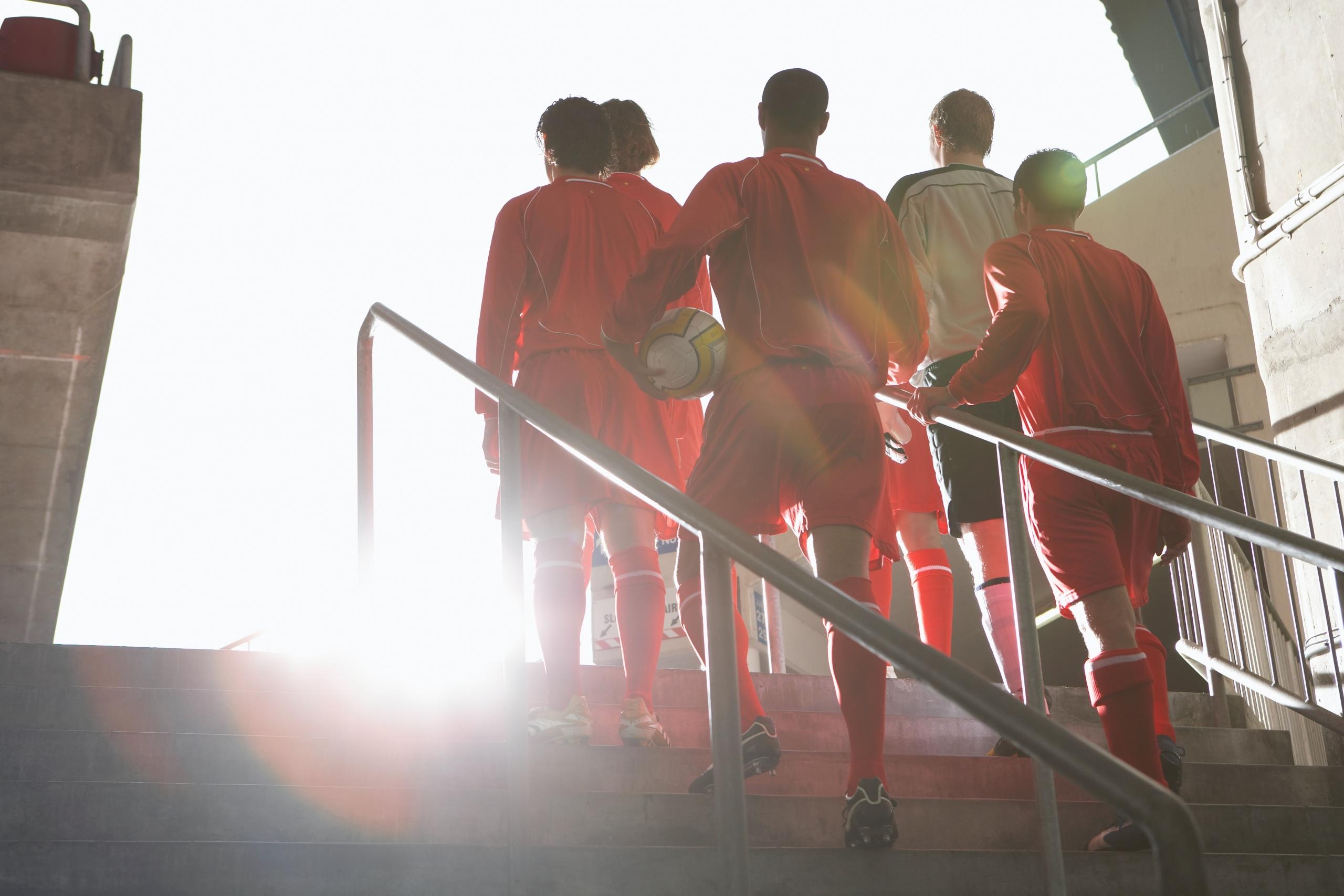 jugadores saliendo al campo de futbol