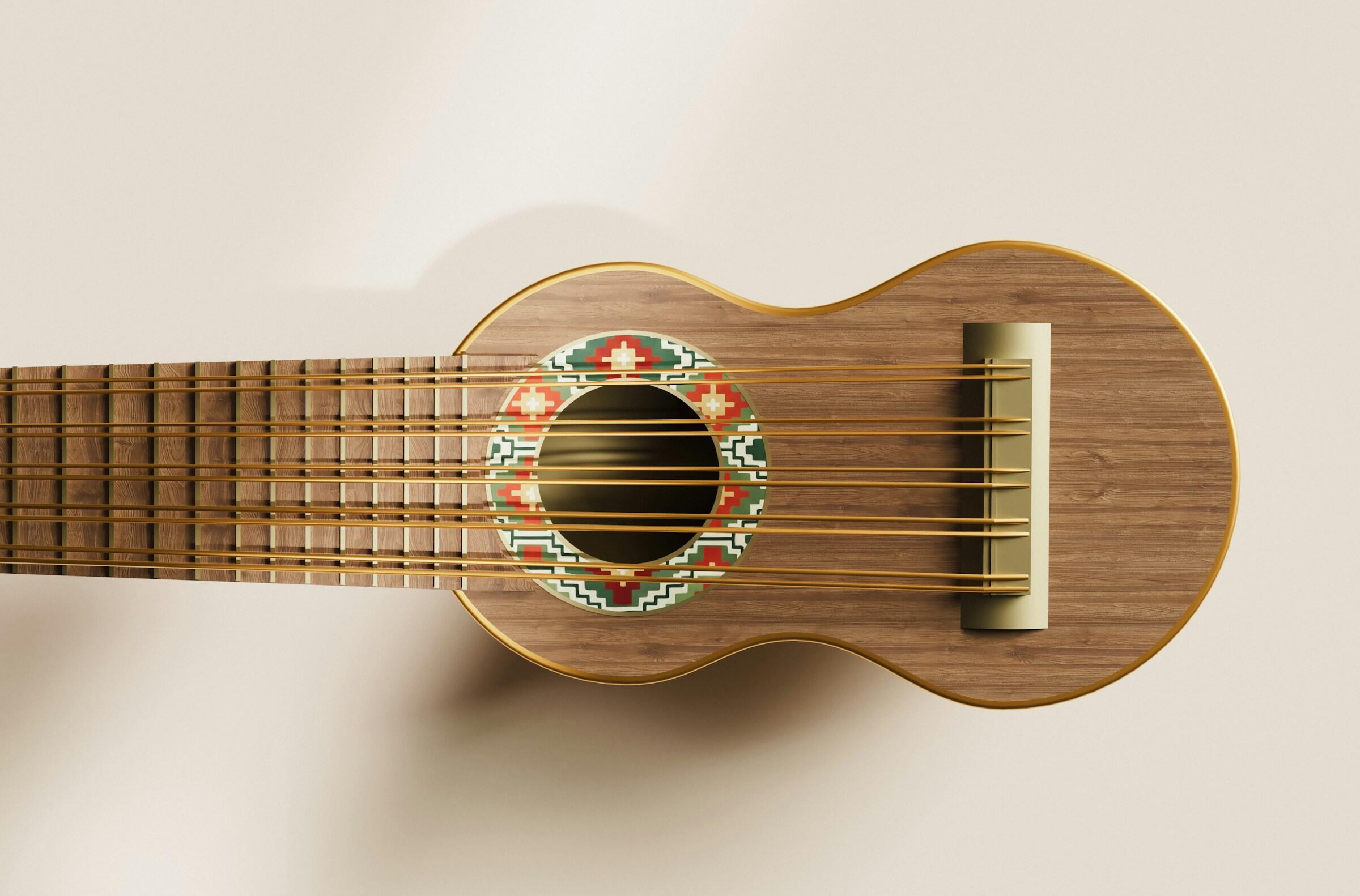 Vista desde arriba de una guitarra acústica de madera con seis cuerdas y una roseta con motivos de colores alrededor de la boca.
