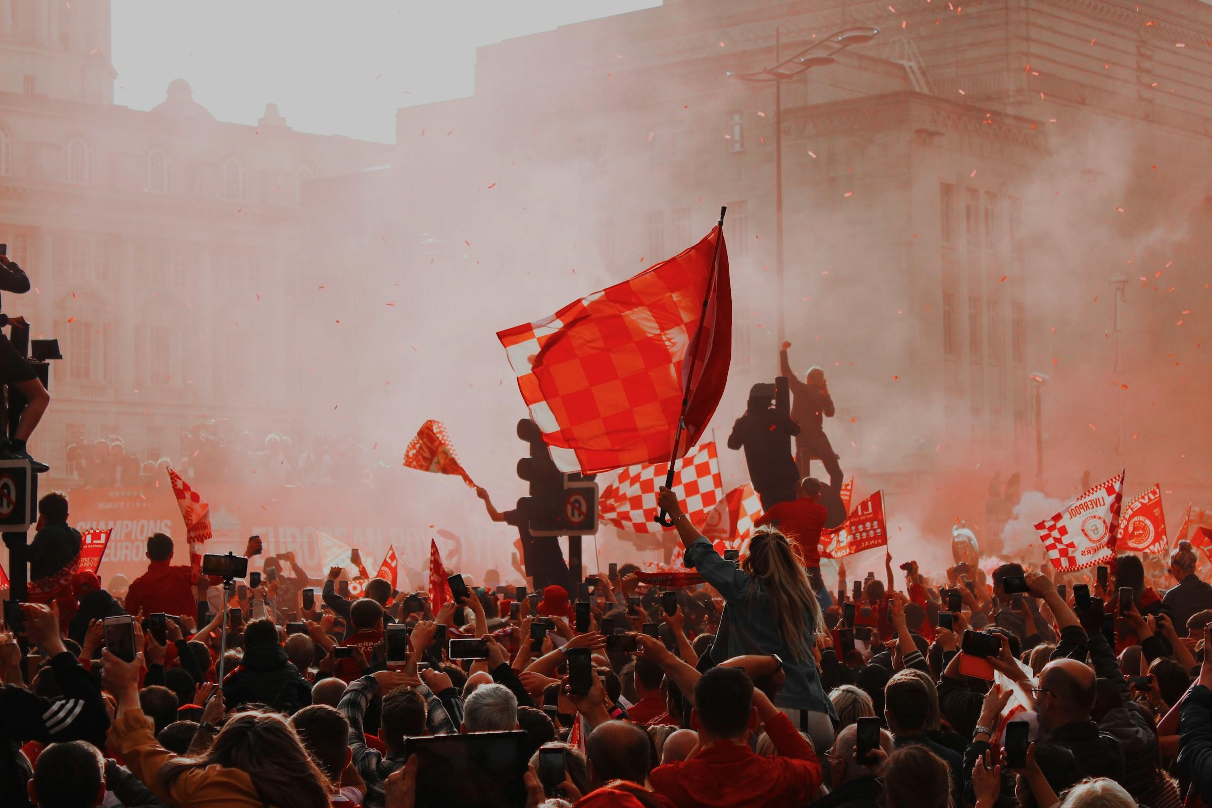 La aficion del Liverpool celebrando una victoria