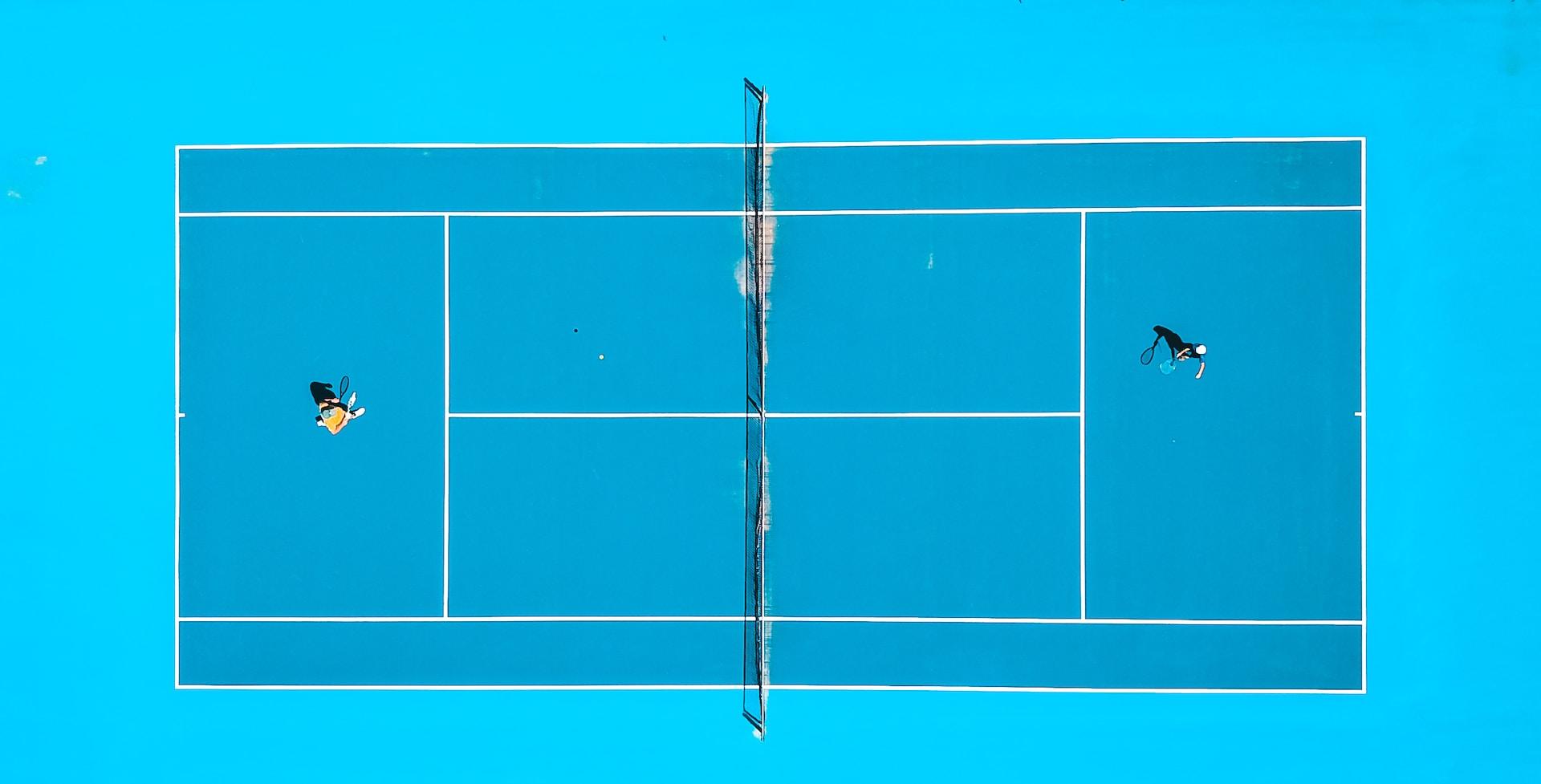 Pista dura de tenis color celeste