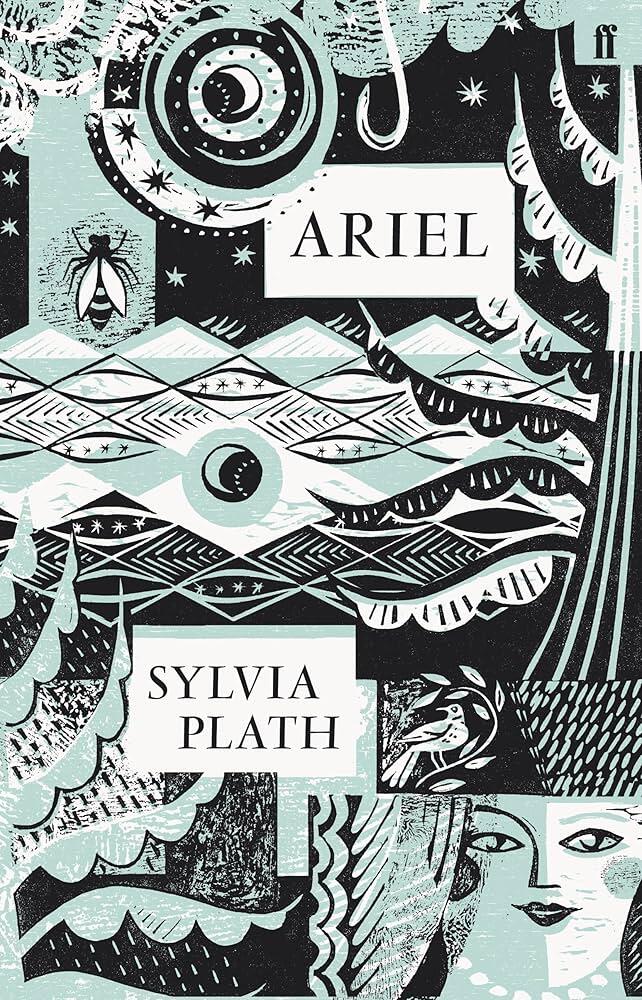 Portada estilizada del libro «Ariel», de Sylvia Plath. Presenta motivos abstractos en negro y verde azulado, una luna creciente, estrellas y un rostro, lo que le confiere un tono misterioso y artístico.