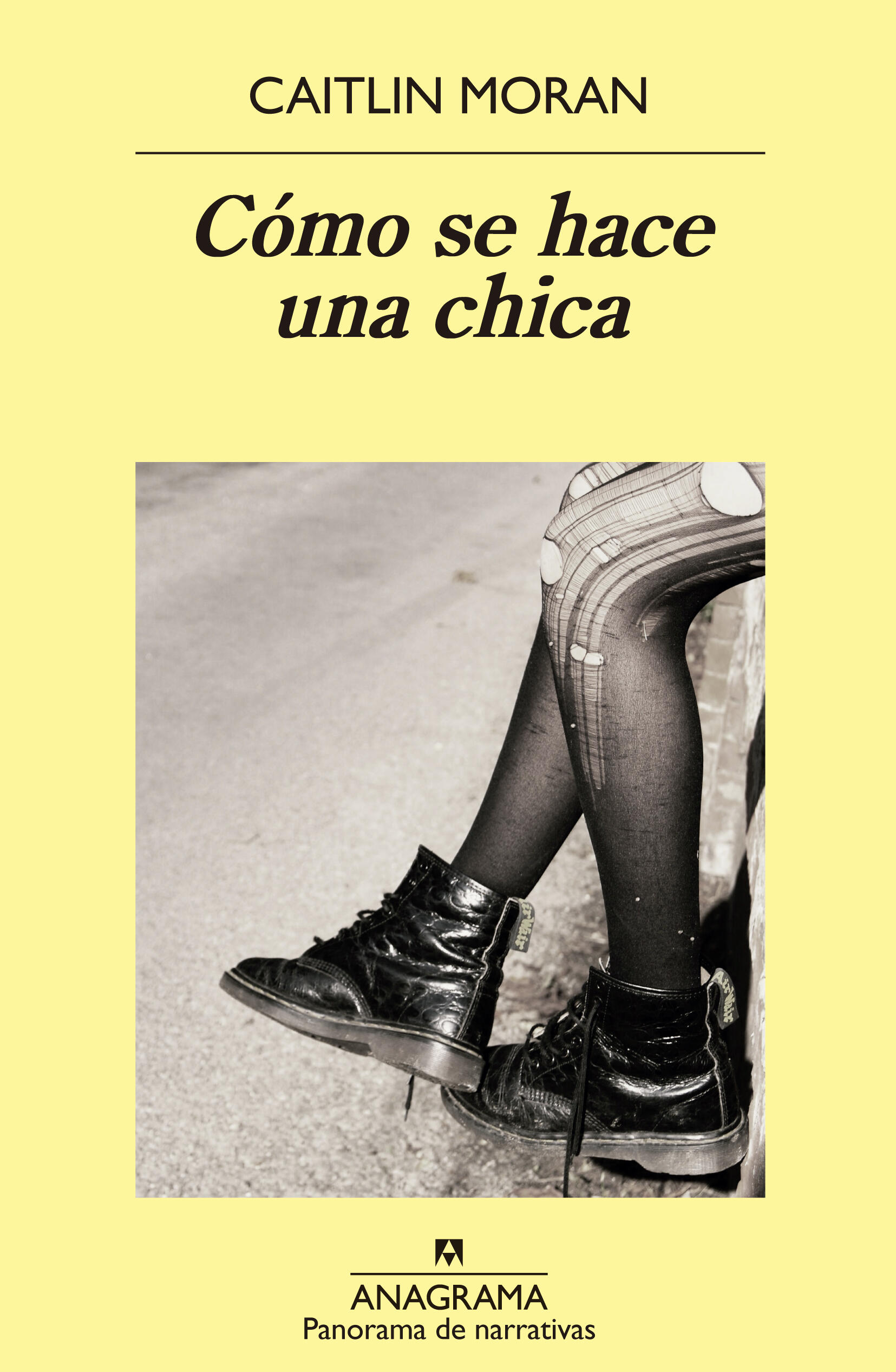 La portada del libro muestra unas botas negras gastadas y unas medias rotas sobre un fondo neutro. El título «Cómo se hace una chica», de Caitlin Moran, aparece en negrita en la parte superior.