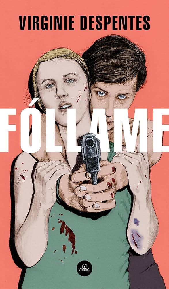 La portada de «Fóllame» muestra a dos mujeres de mirada intensa, una de ellas apuntando con una pistola al espectador. El título en blanco sobre fondo rojo sugiere dramatismo y tensión.