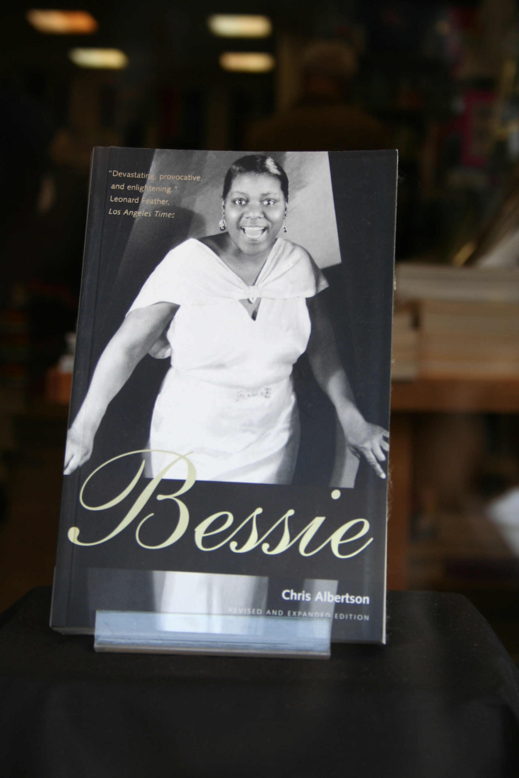 Un libro titulado «Bessie», de Chris Albertson, expuesto en un lugar destacado con una imagen vintage en blanco y negro en la portada.