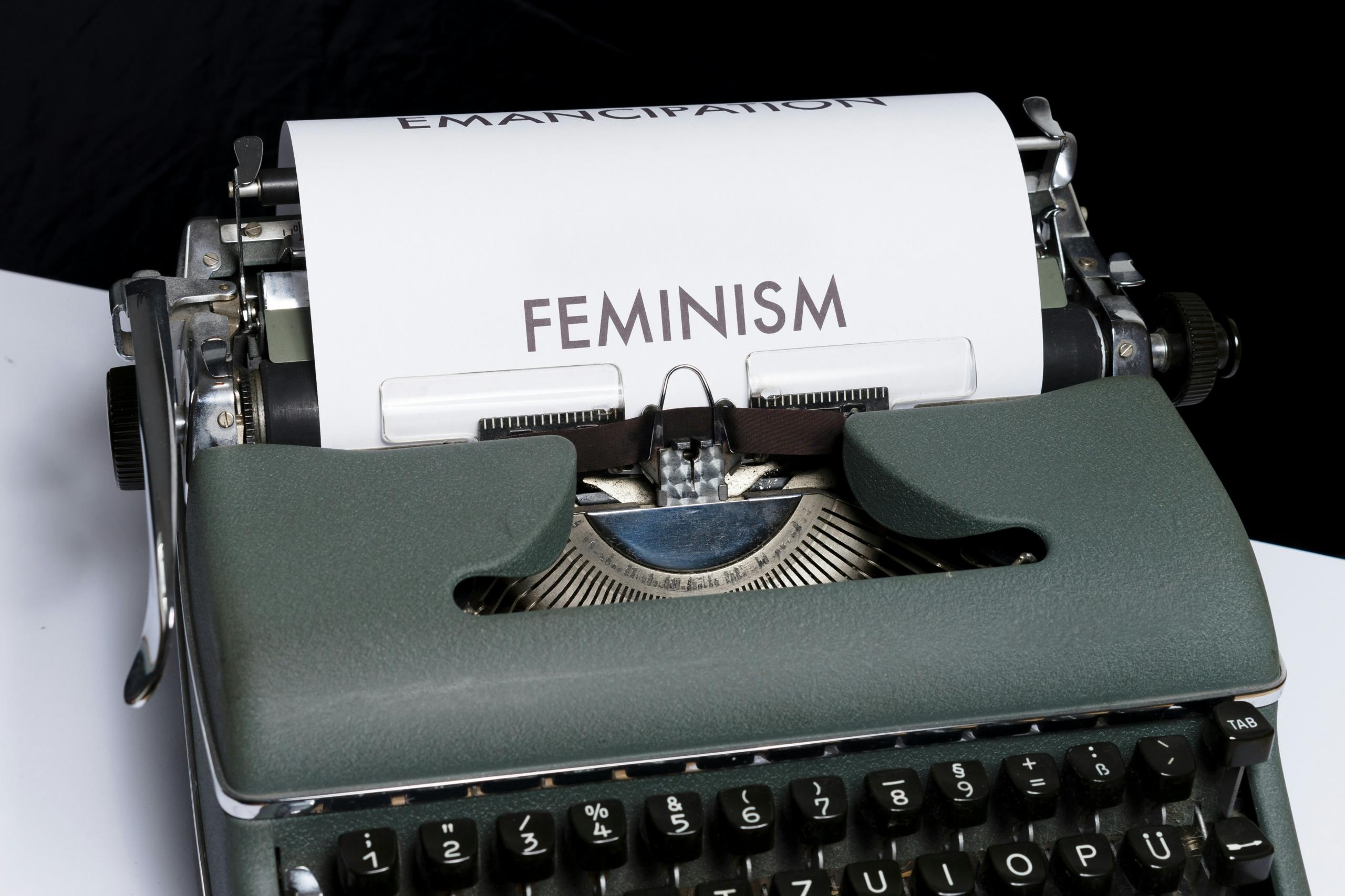 maquina de escribir feminismo