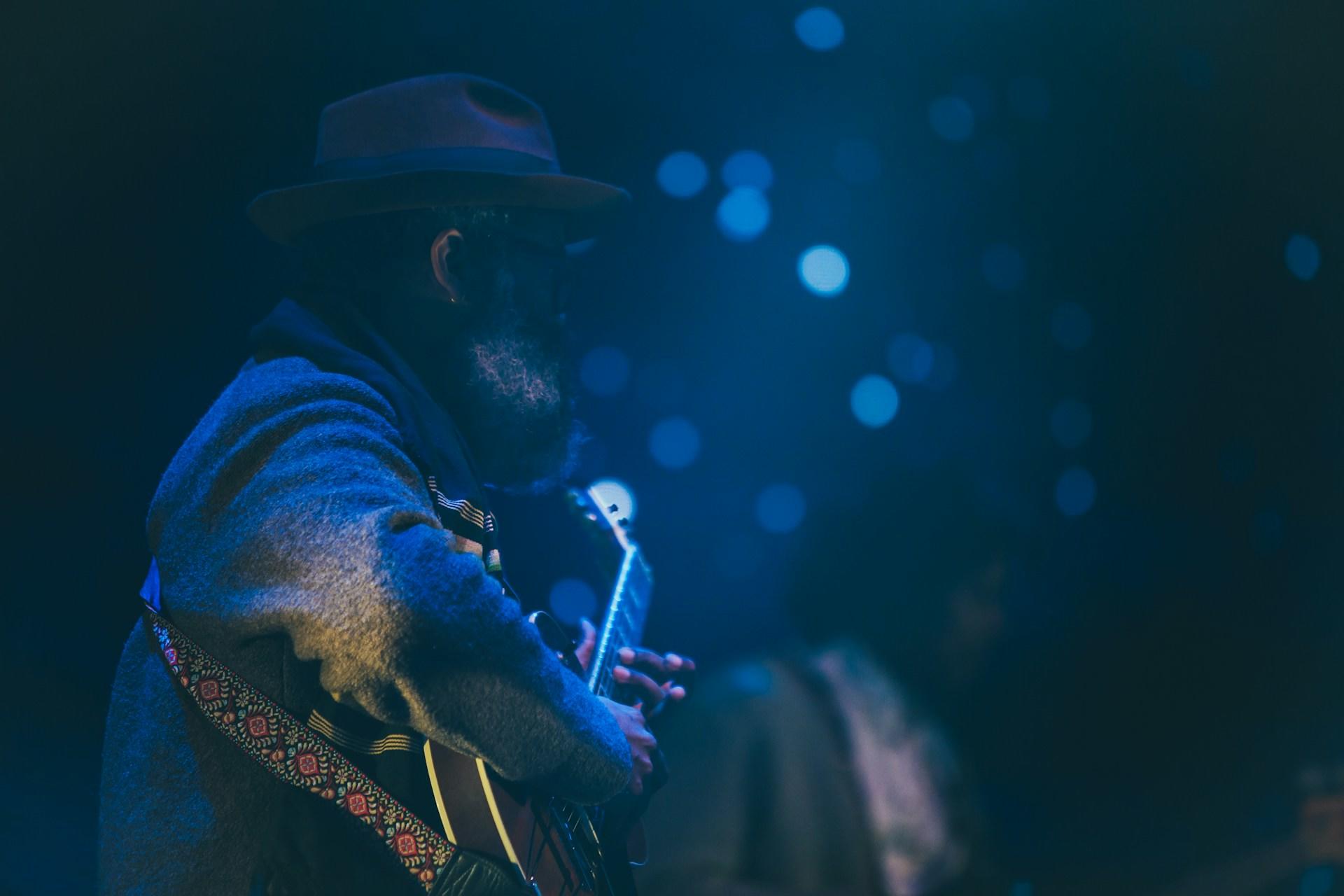 ¿Qué instrumentos no pueden faltar en el blues?