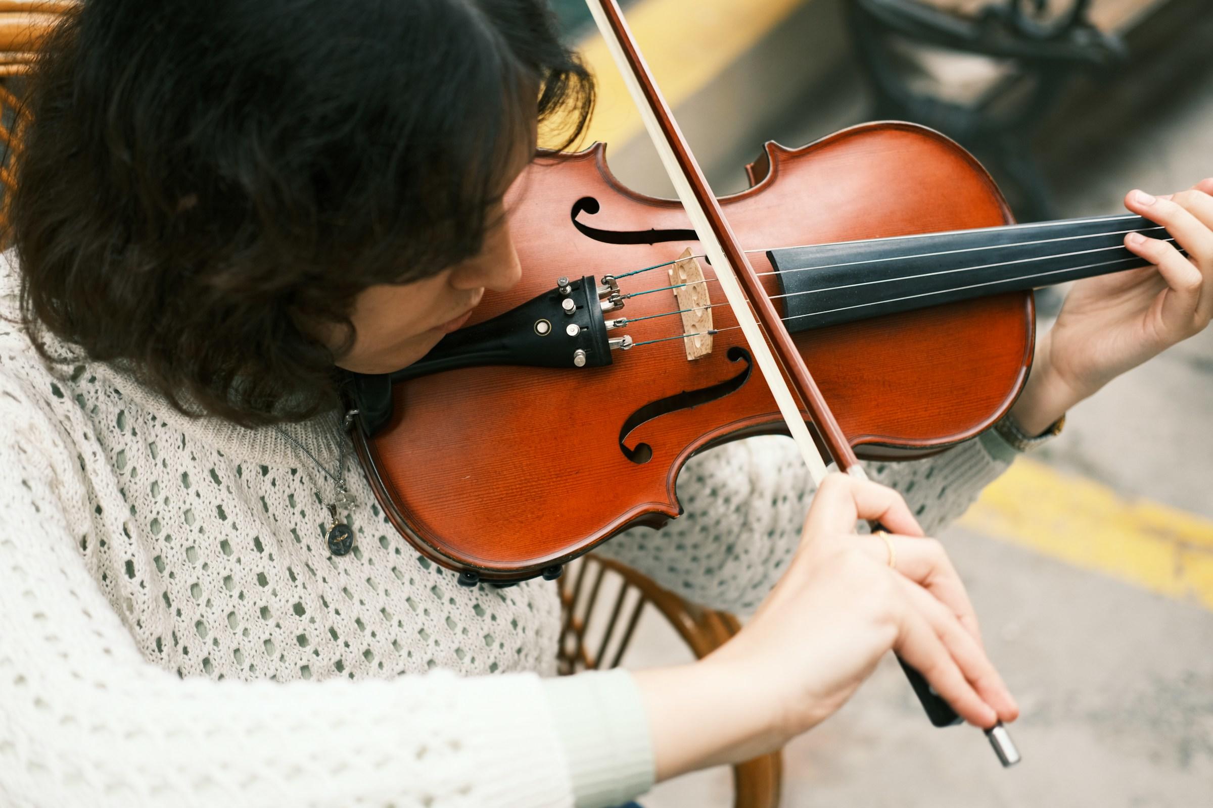 Mujer tocando el violín.