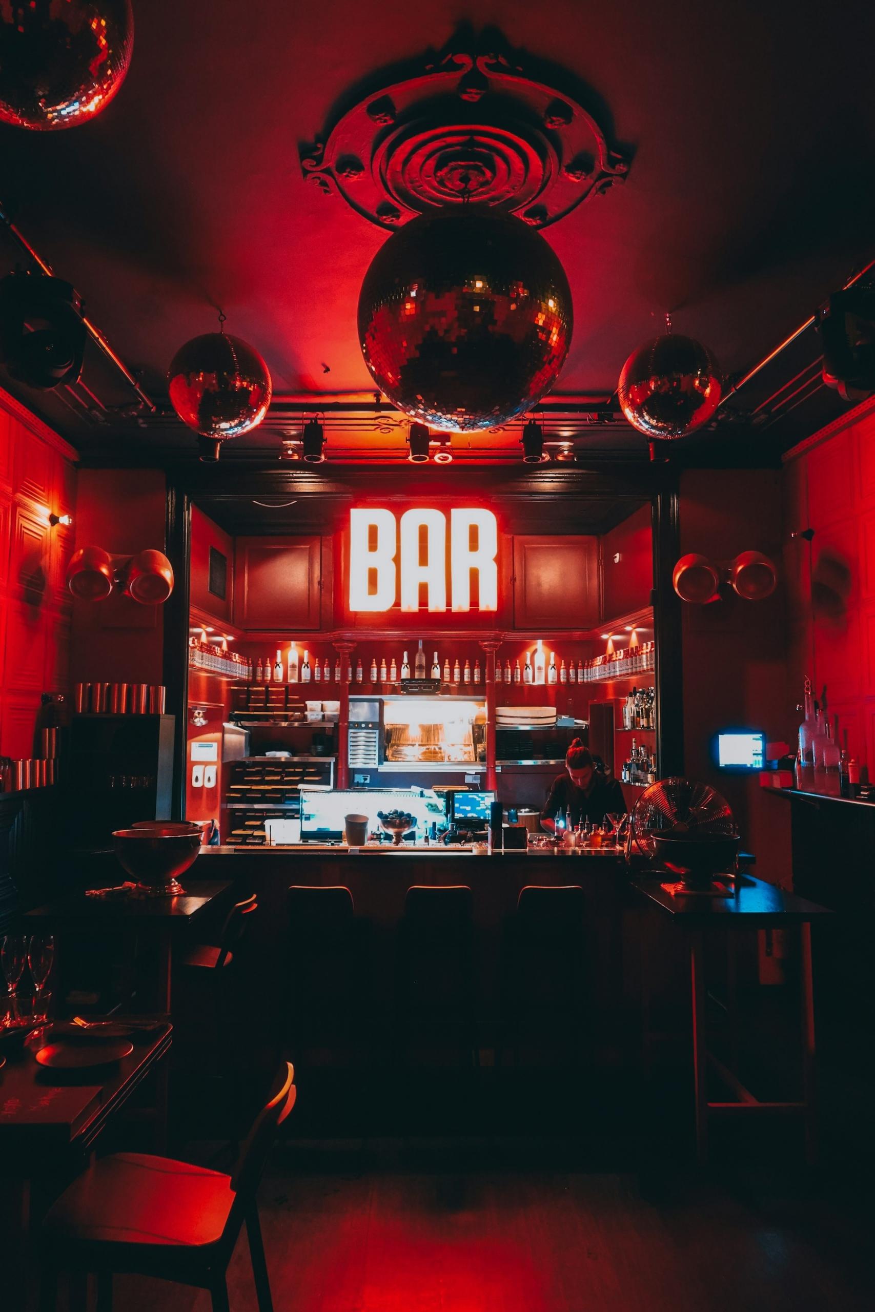 bar con luces rojas