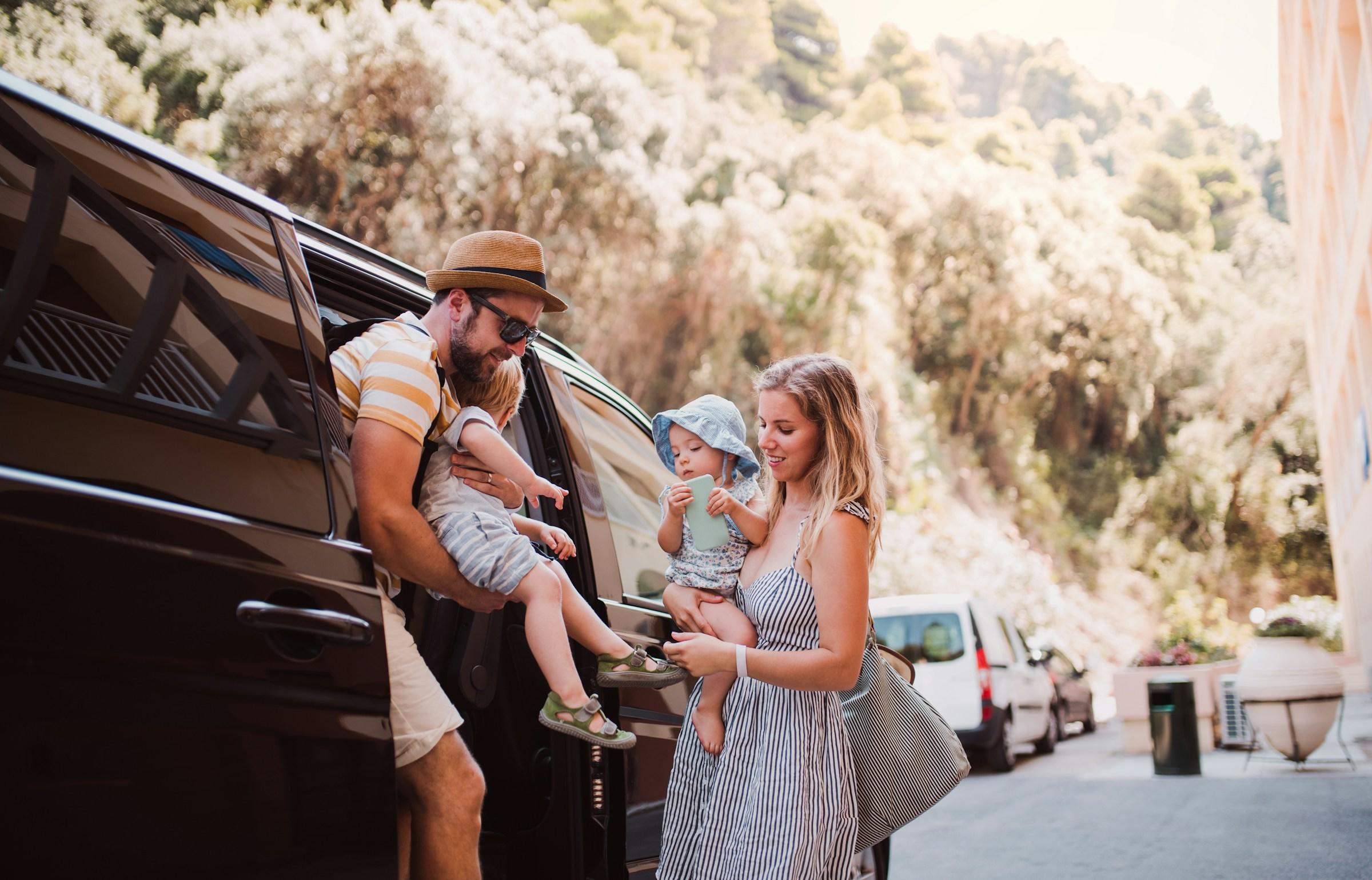 familia viajando en coche