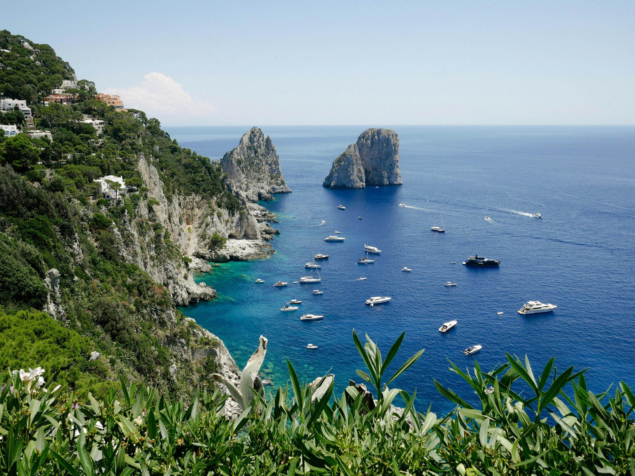 Faraglioni de Capri en el sendero de los dioses