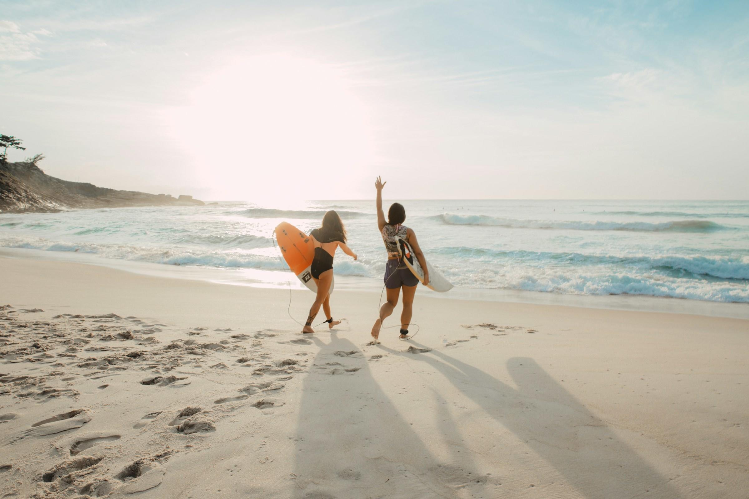 surfistas en la playa brasil