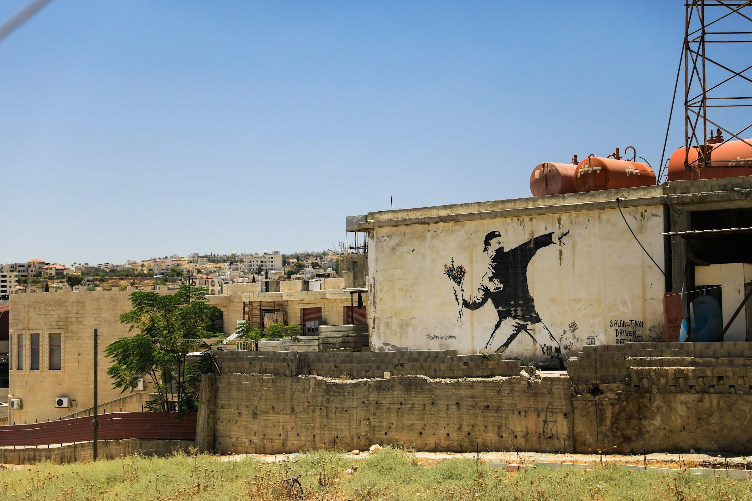 Soldier Throwing Flowers de Banksy