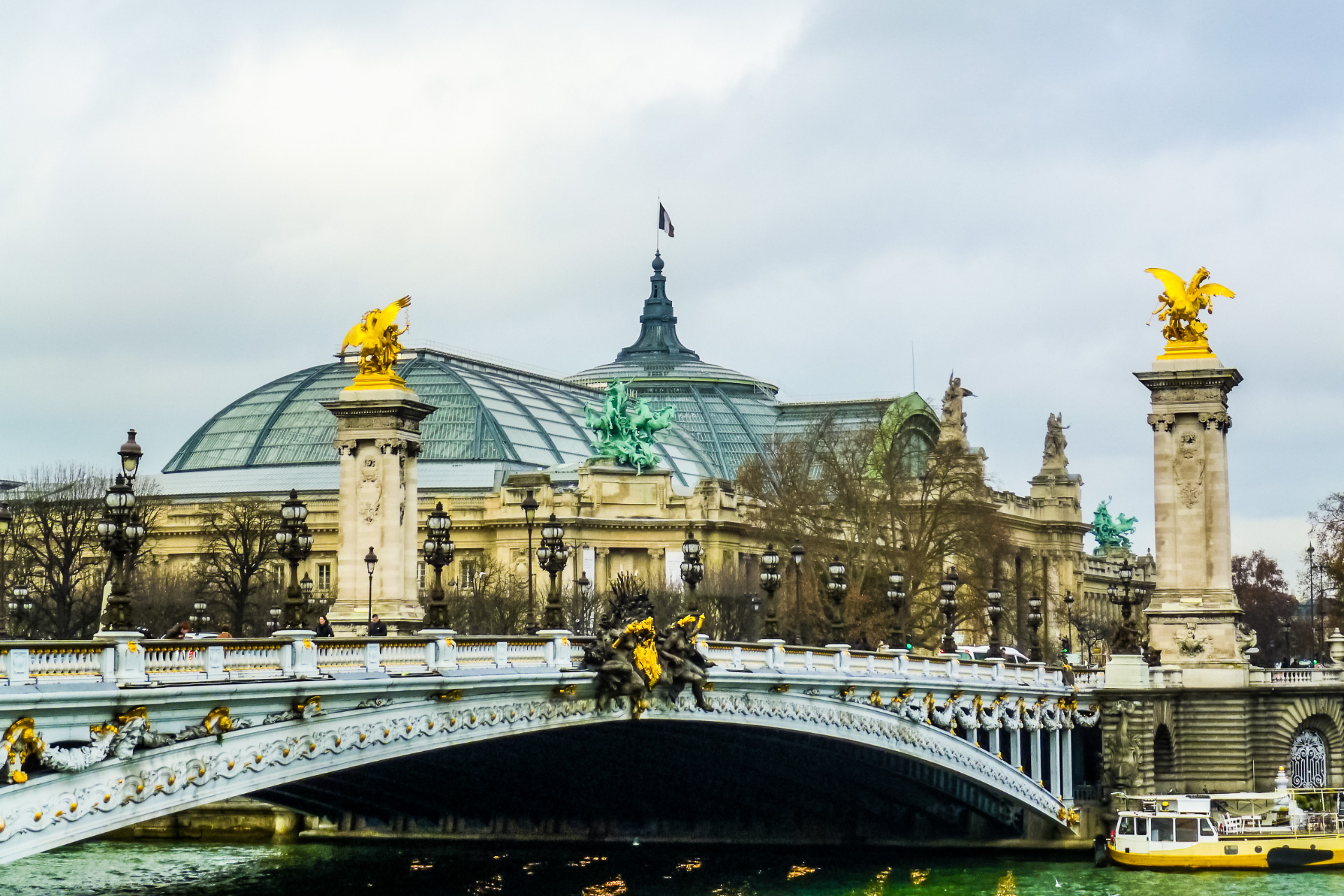 Grand Palais de Paris visto desde el puente Alexandre III