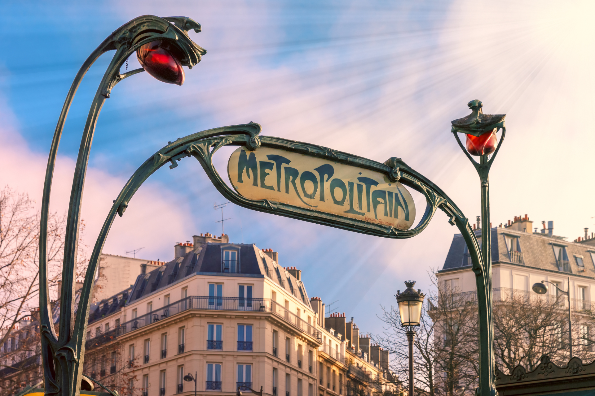 entrada al metro en la ciudad de parís