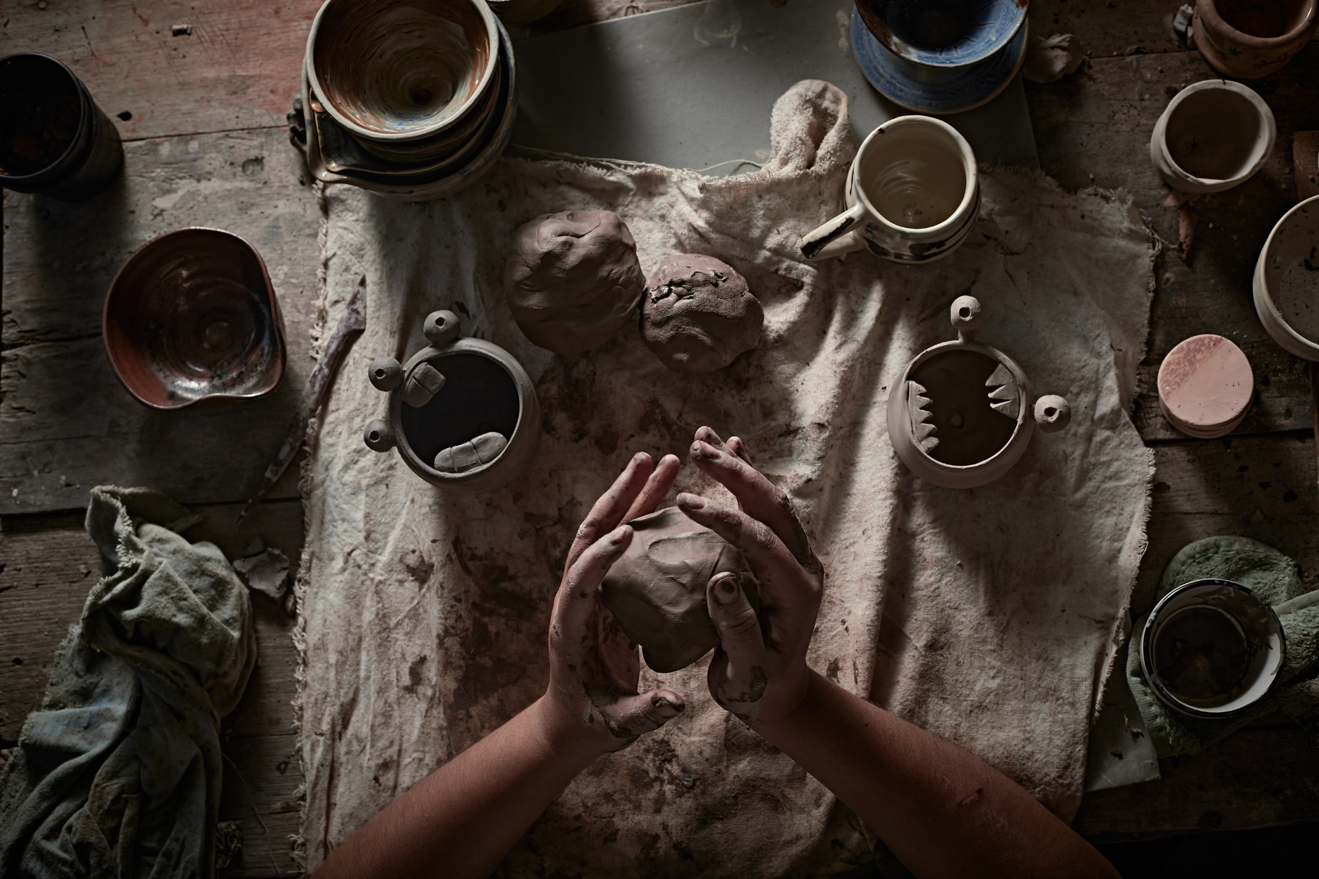 moldeando la ceramica en el taller