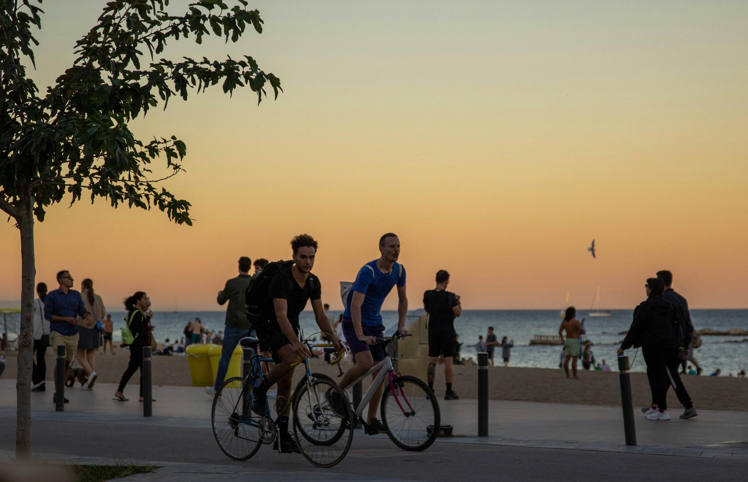grupo de ciclistas en la barceloneta narcelona