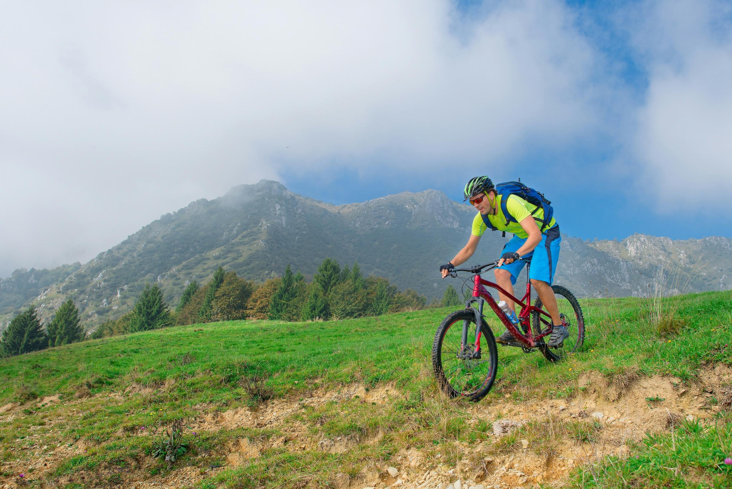 hombre en Mountain Bike por la sierra