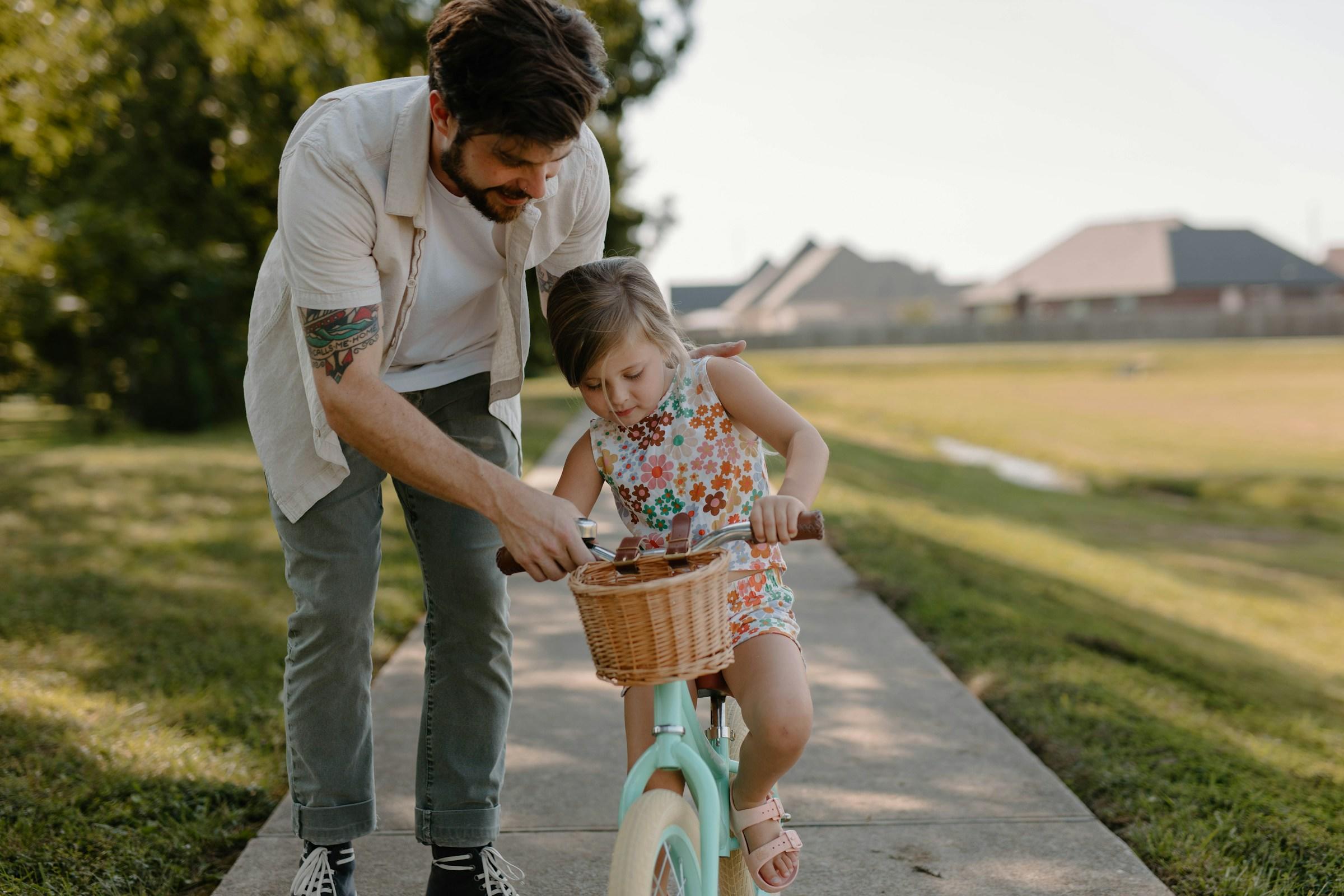 niña aprendiendo a montar en bici