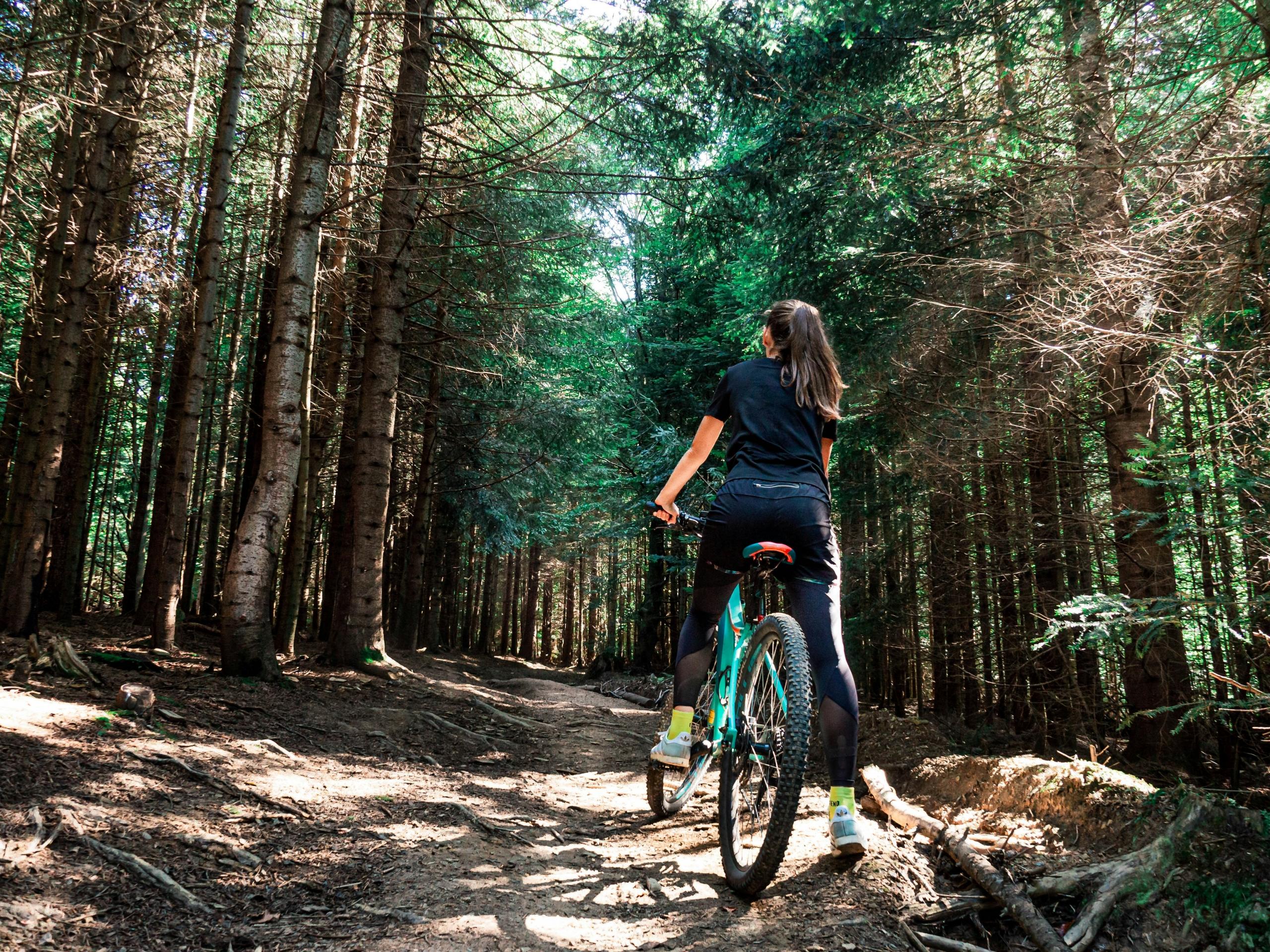 mujer montando en bici en el campo