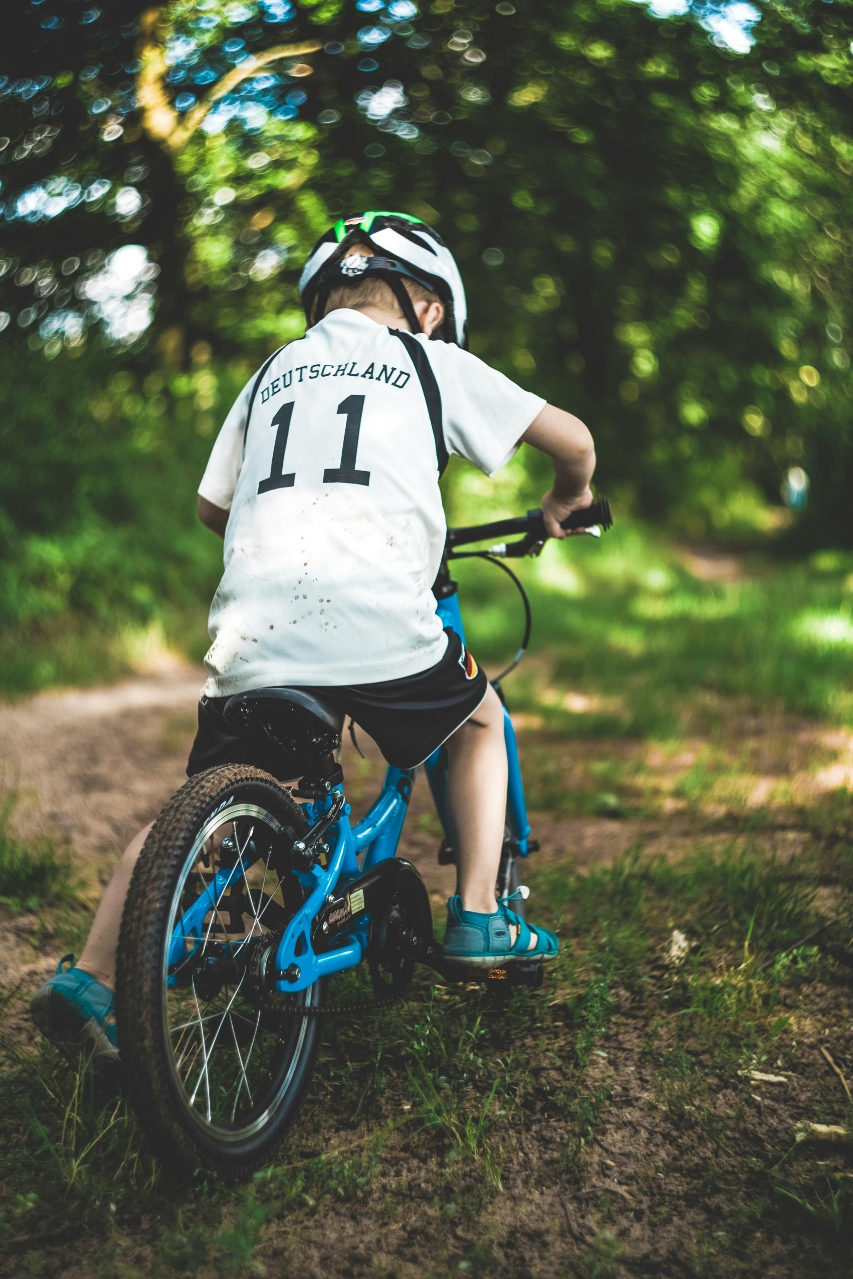niño montando en bici en la montaña