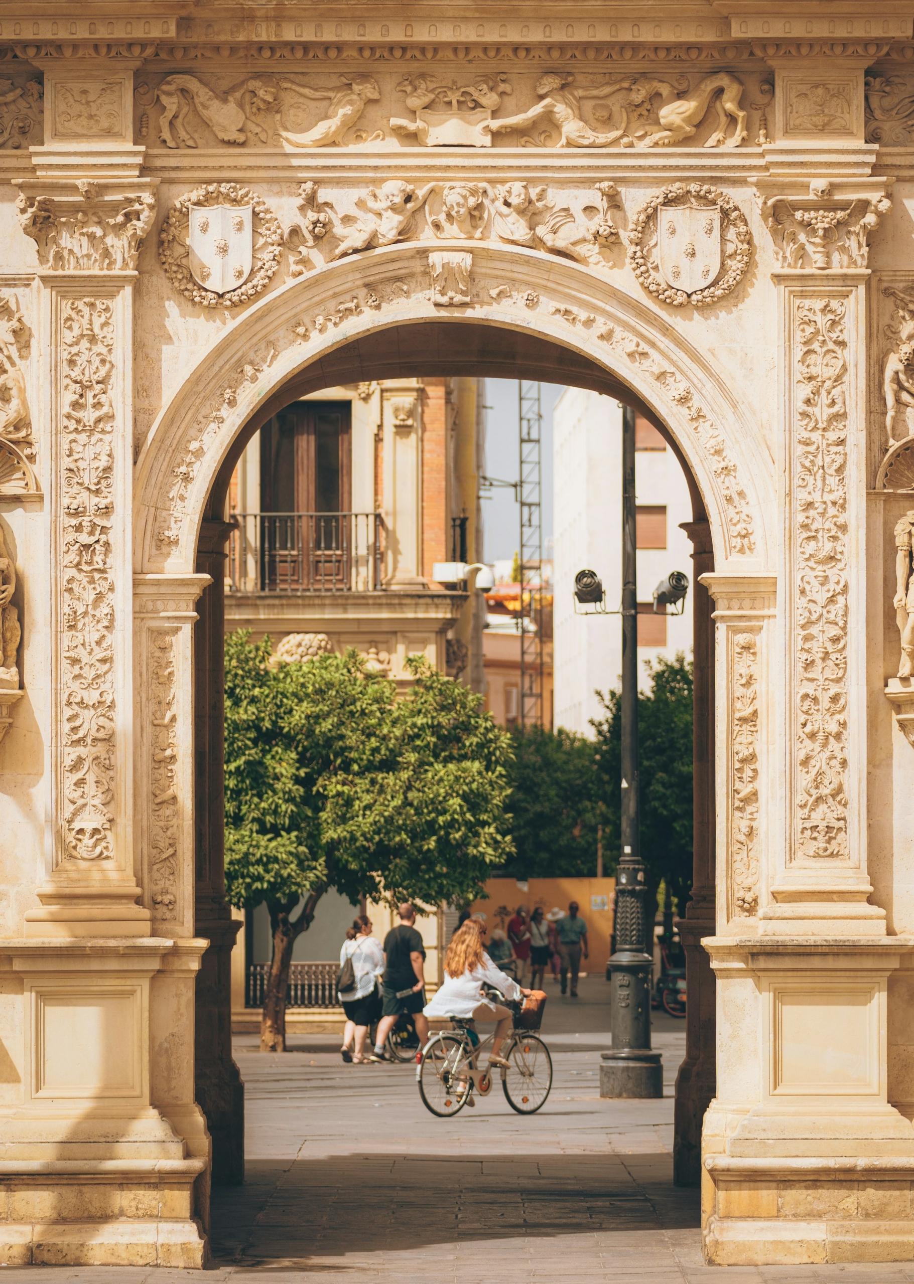mujer ciclista en sevilla