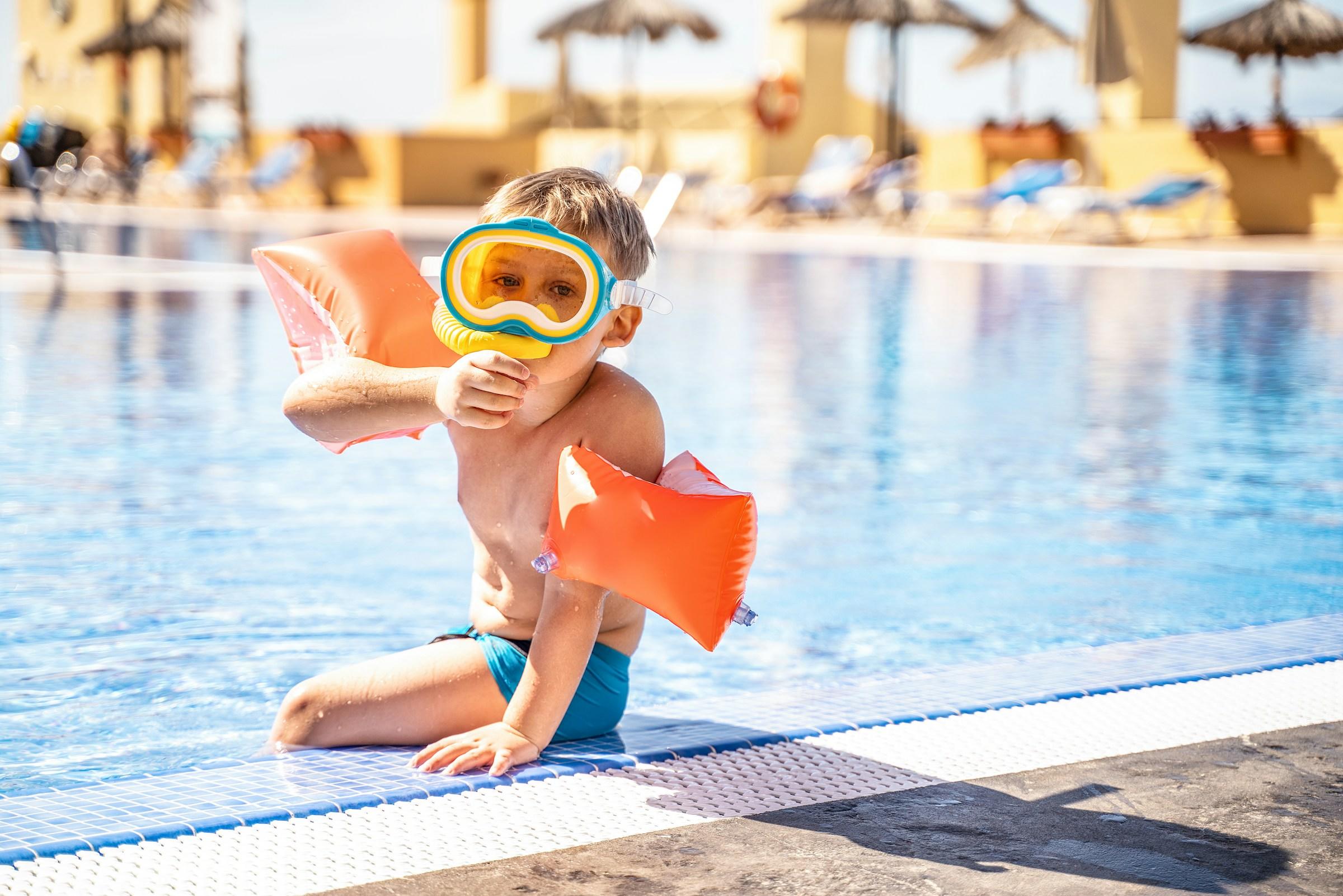niño jugando en la piscina