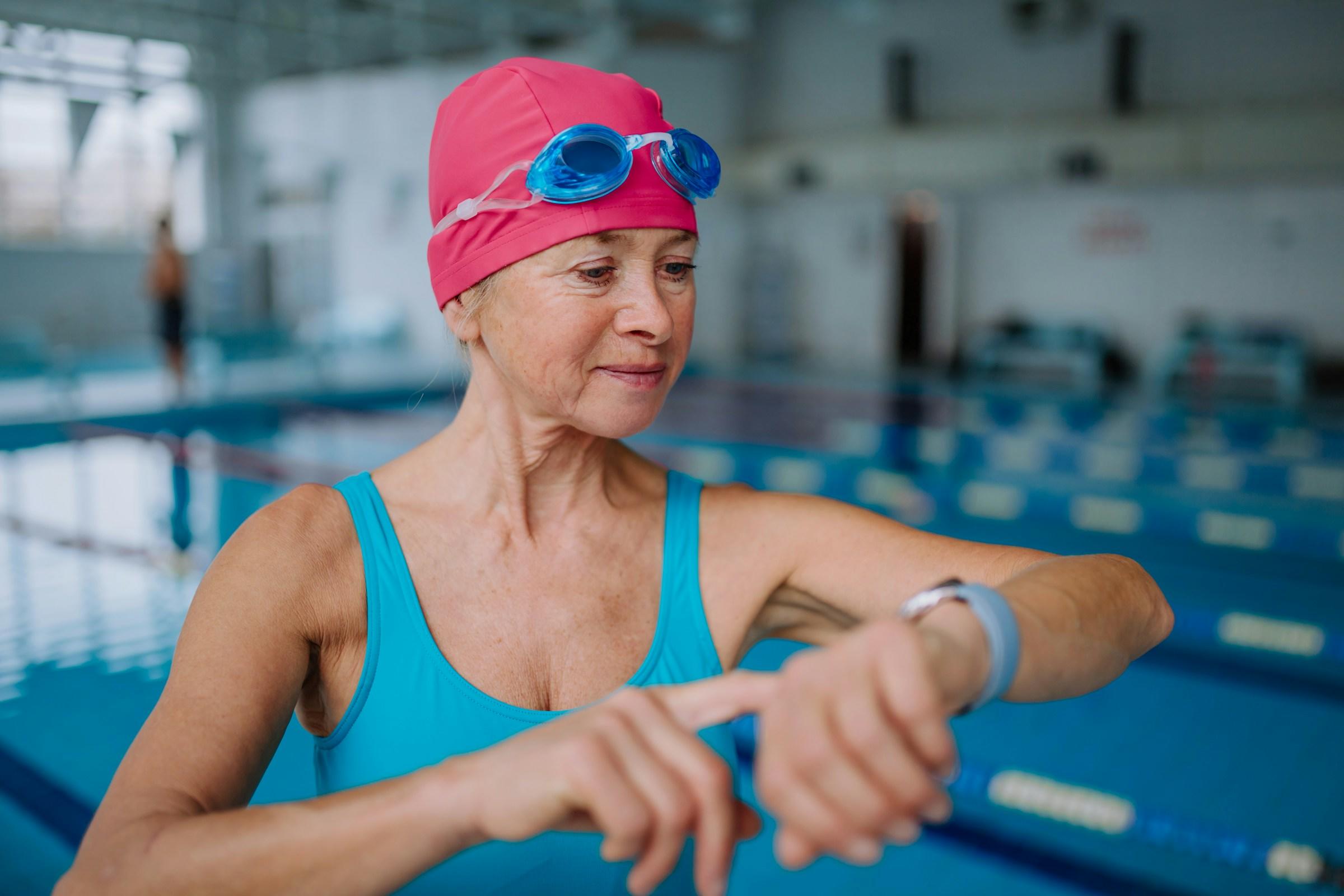 mujer en piscina cubierta