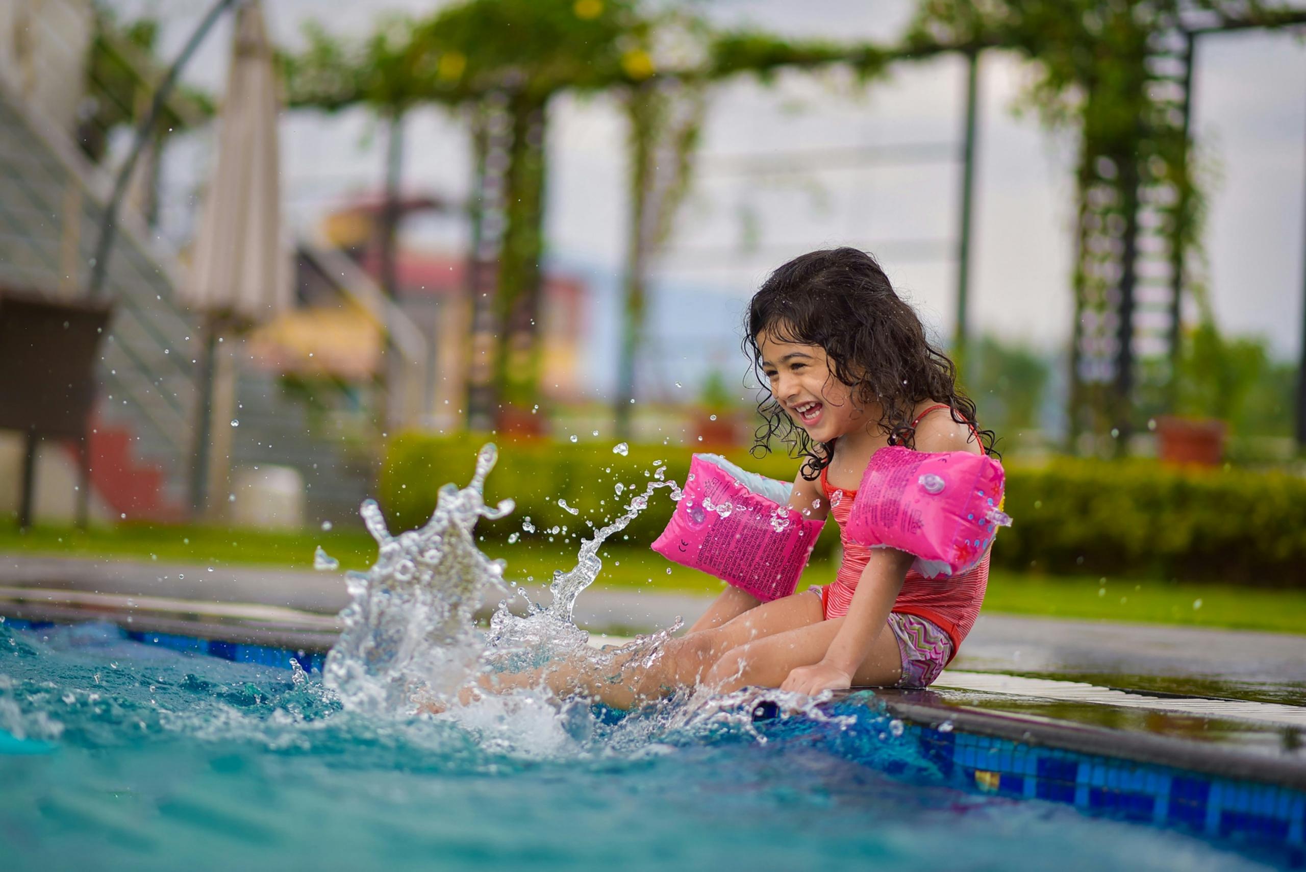 niña en la piscina