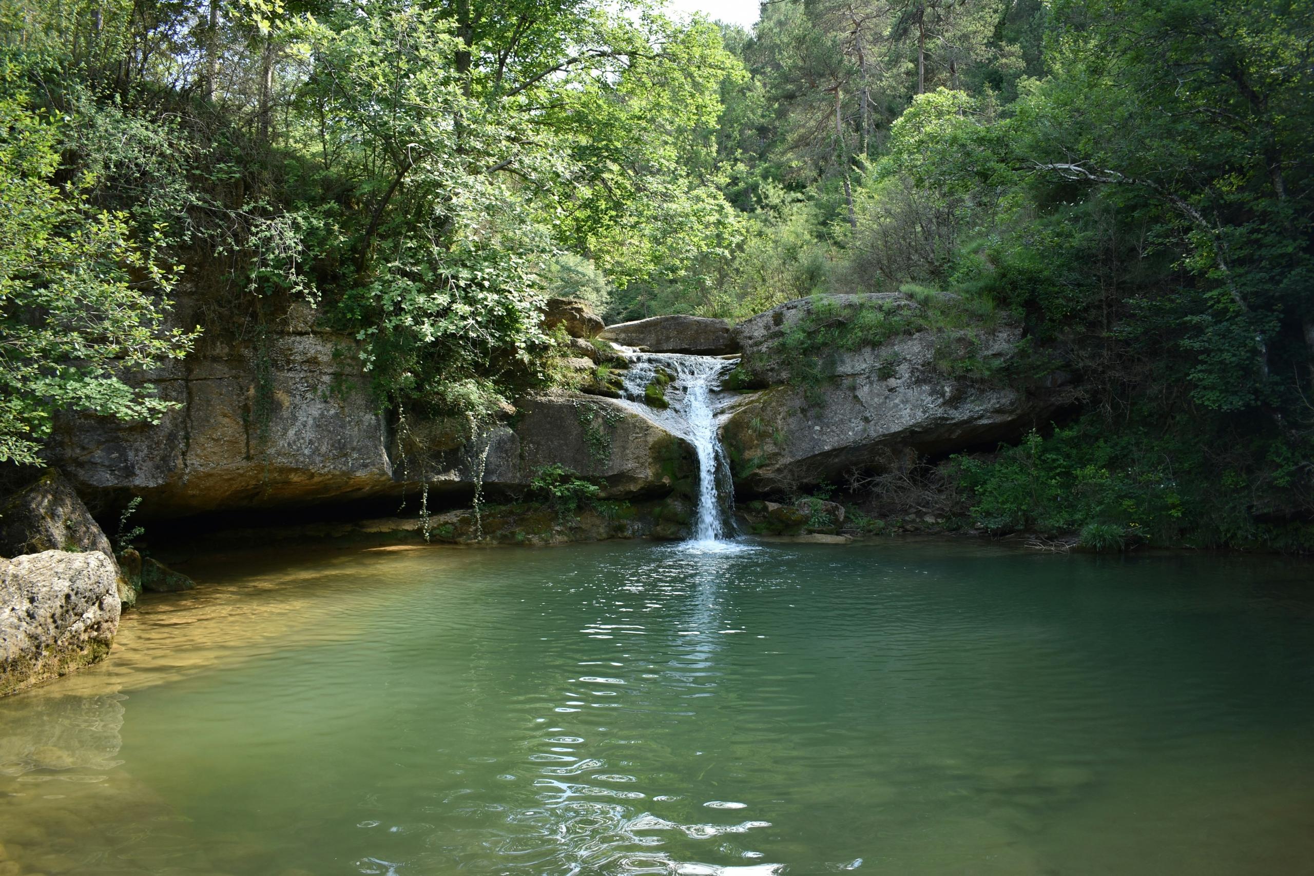 piscina natual con cascada