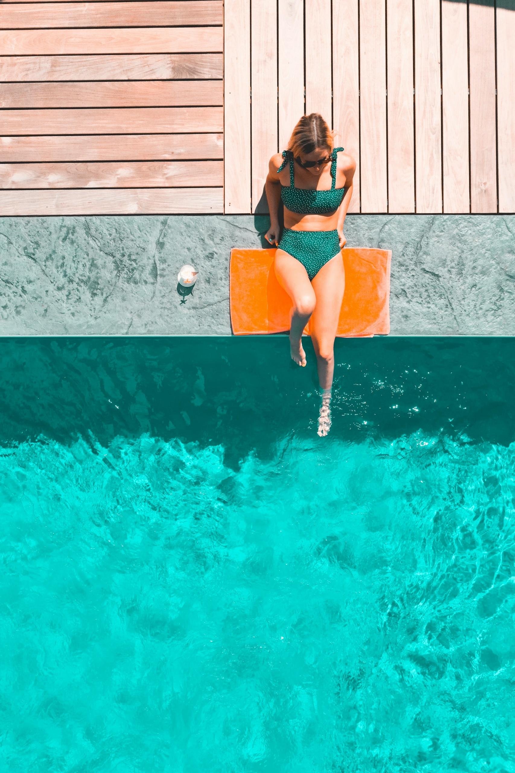 mujer tomando el sol en la piscina