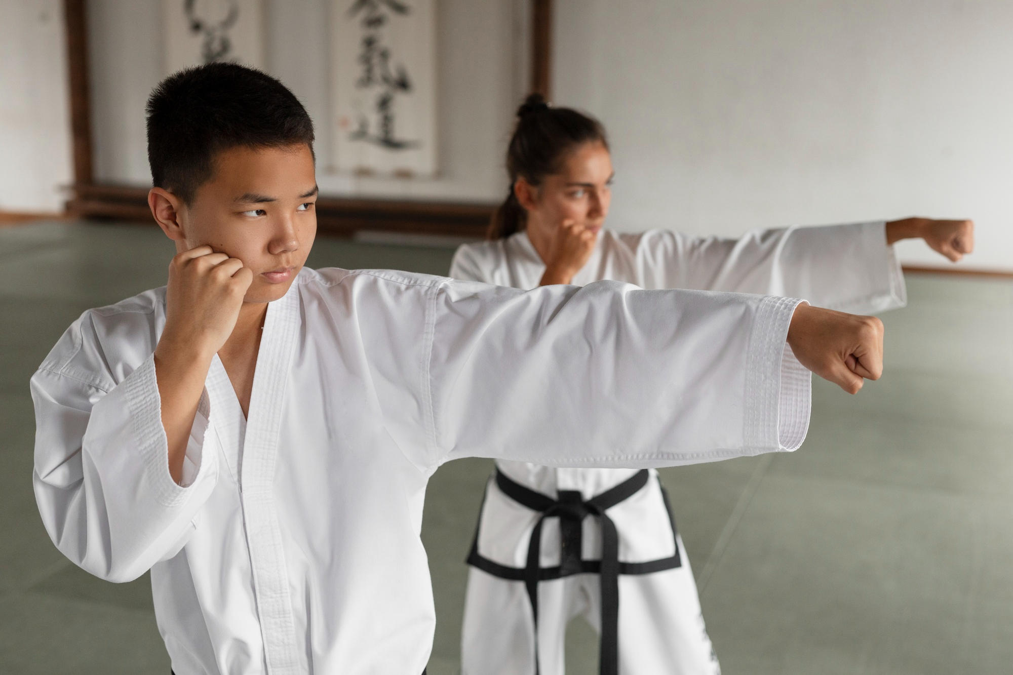 Loes estudiantes de karate deben aprender que deben tratar a todos de manera justa y equitativa.