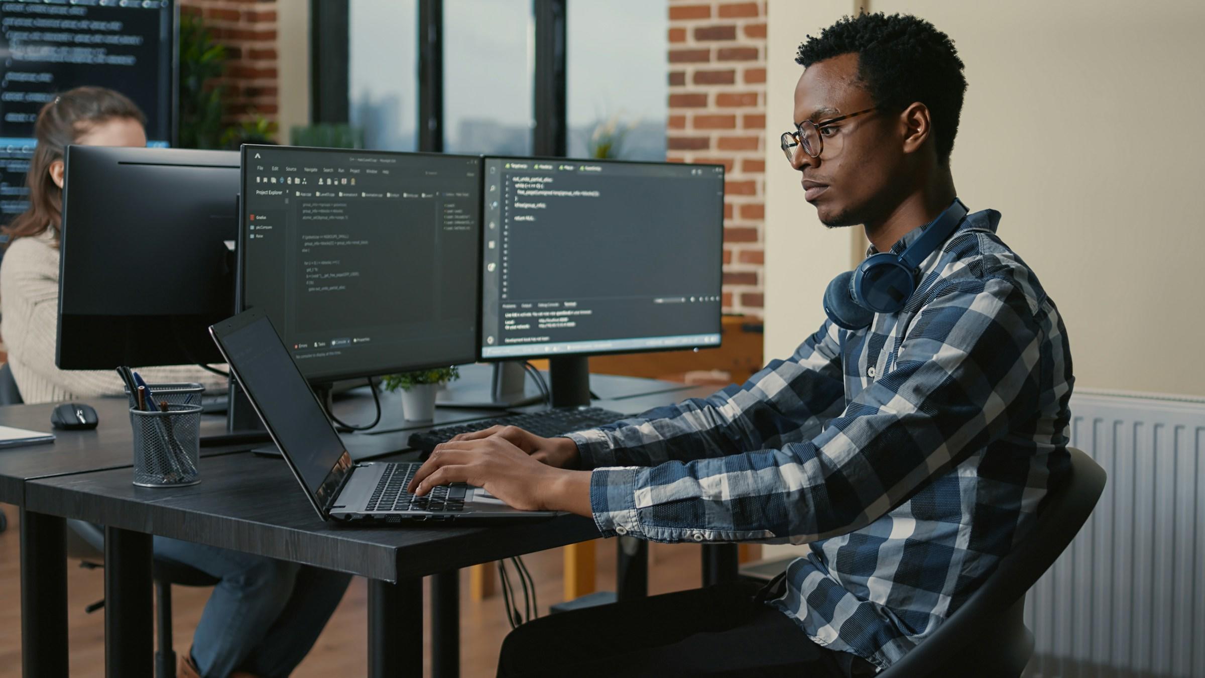 hombre trabajando con ordenador en base de datos