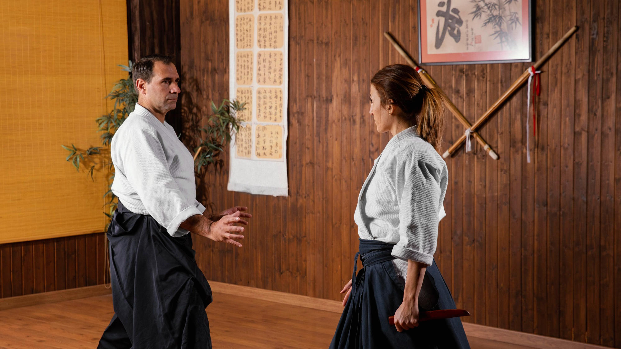 E kung fu influyó en el desarrollo del karate, proporcionando técnicas de combate, principios filosóficos y enfoques de entrenamiento.