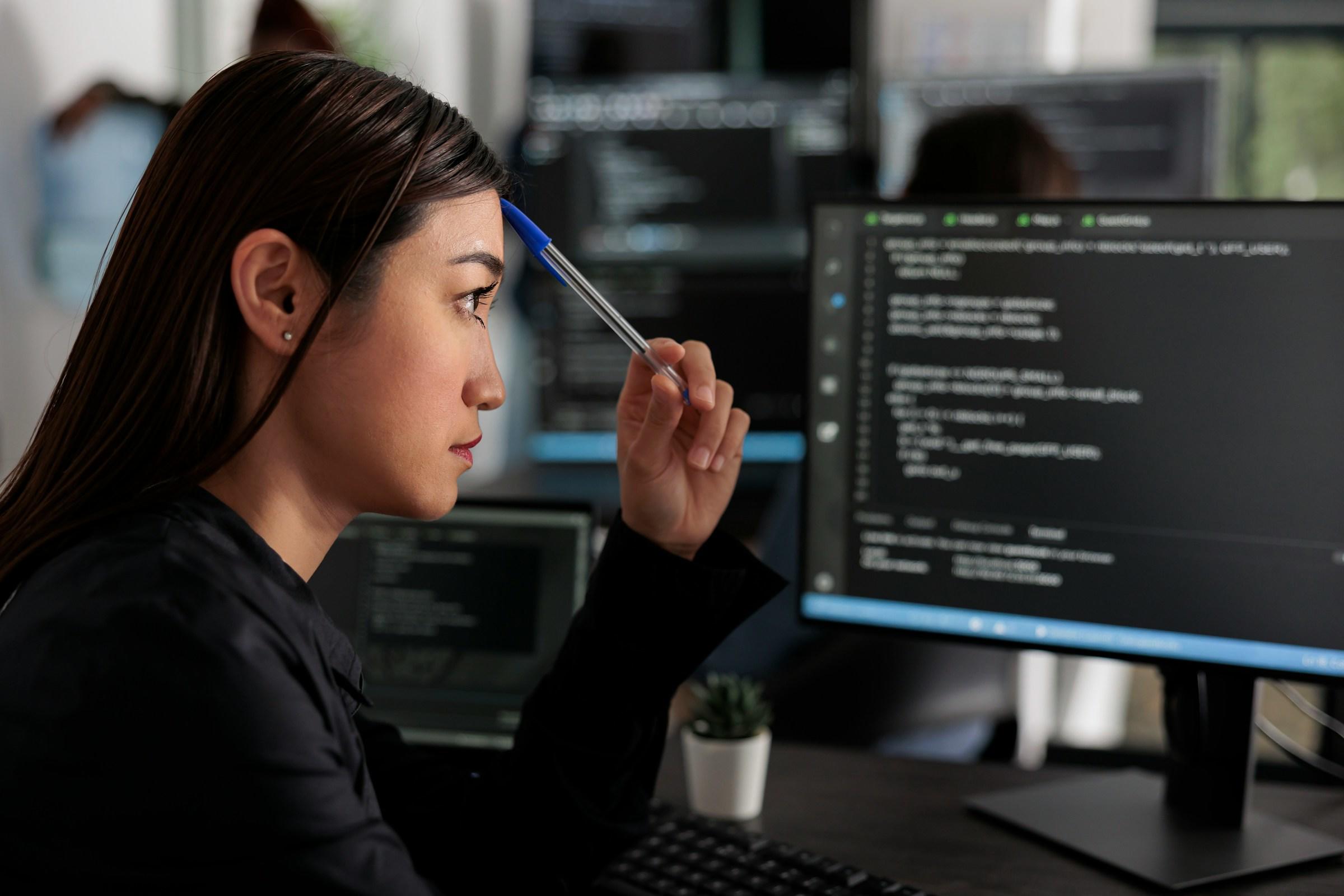 Mujer trabajando en ordenador una base de datos