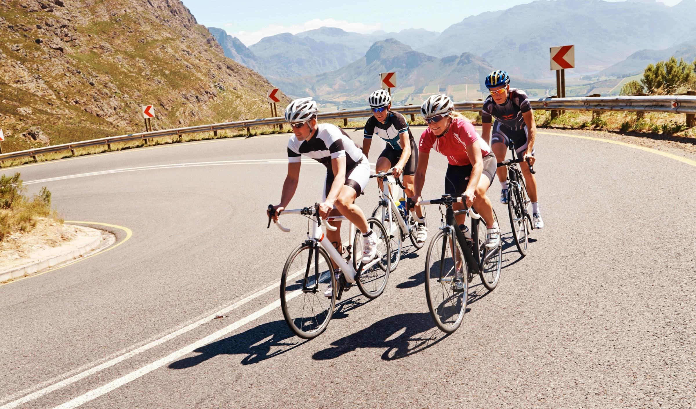 grupo ciclista en carretera