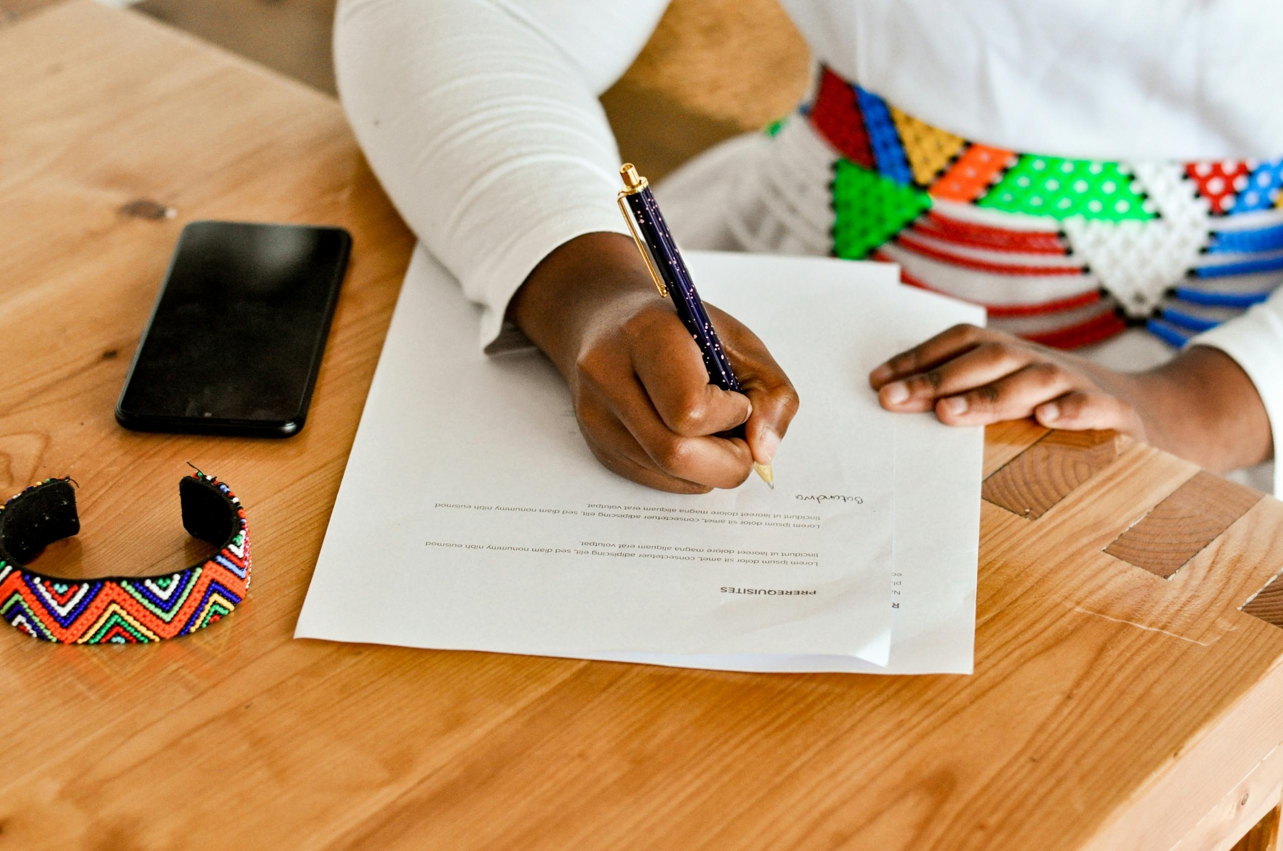 mujer en un examen