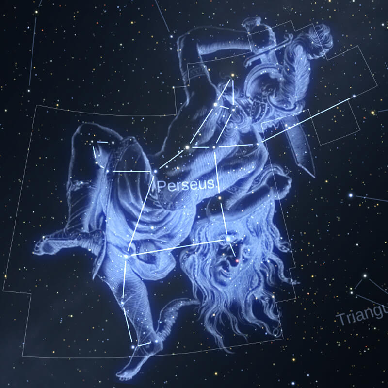 La imagen muestra la constelación de Perseo en un cielo nocturno estrellado, perfilada con líneas blancas que forman una figura mitológica empuñando una espada, lo que transmite una sensación de asombro.