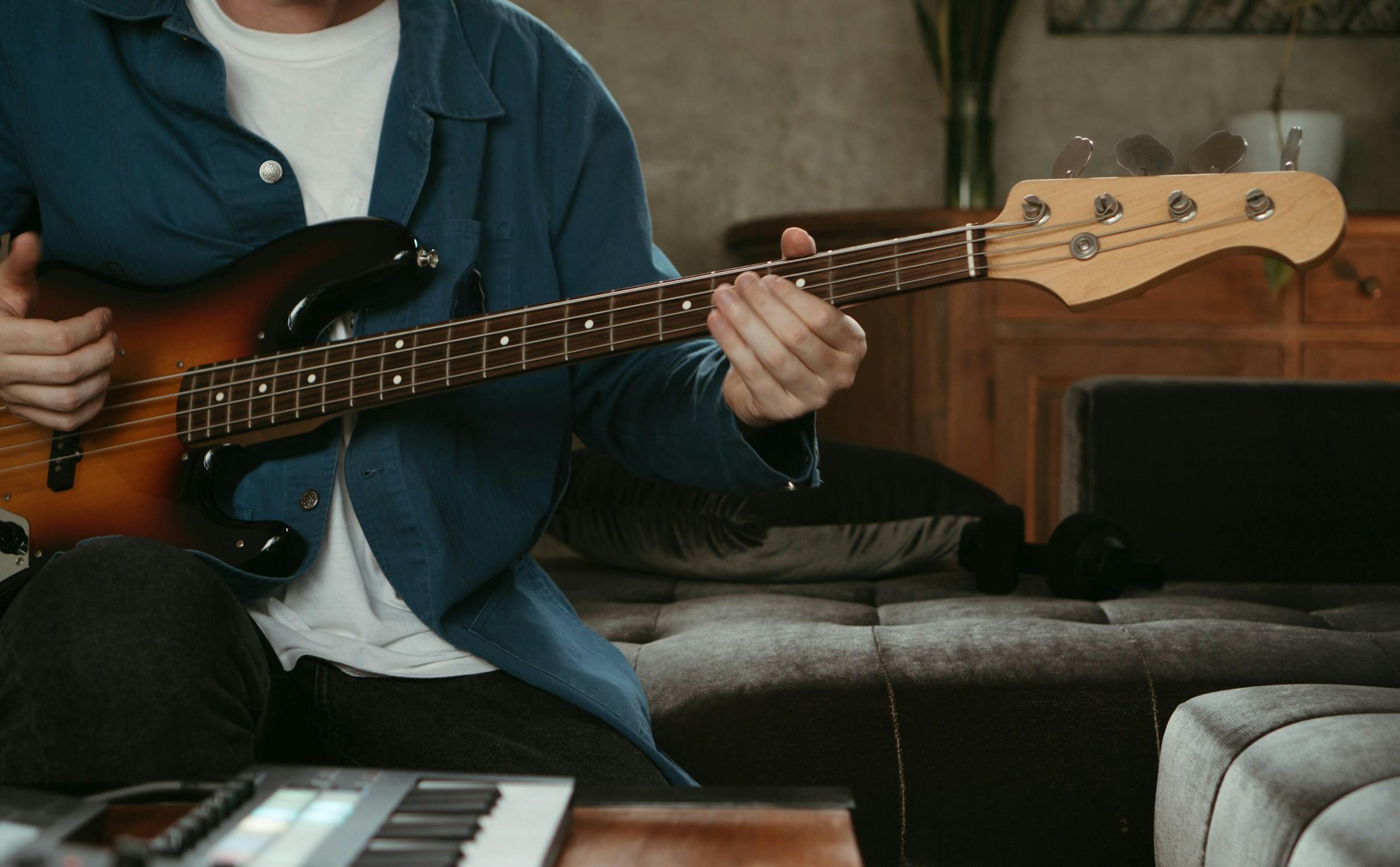 tocando el bajo electrico