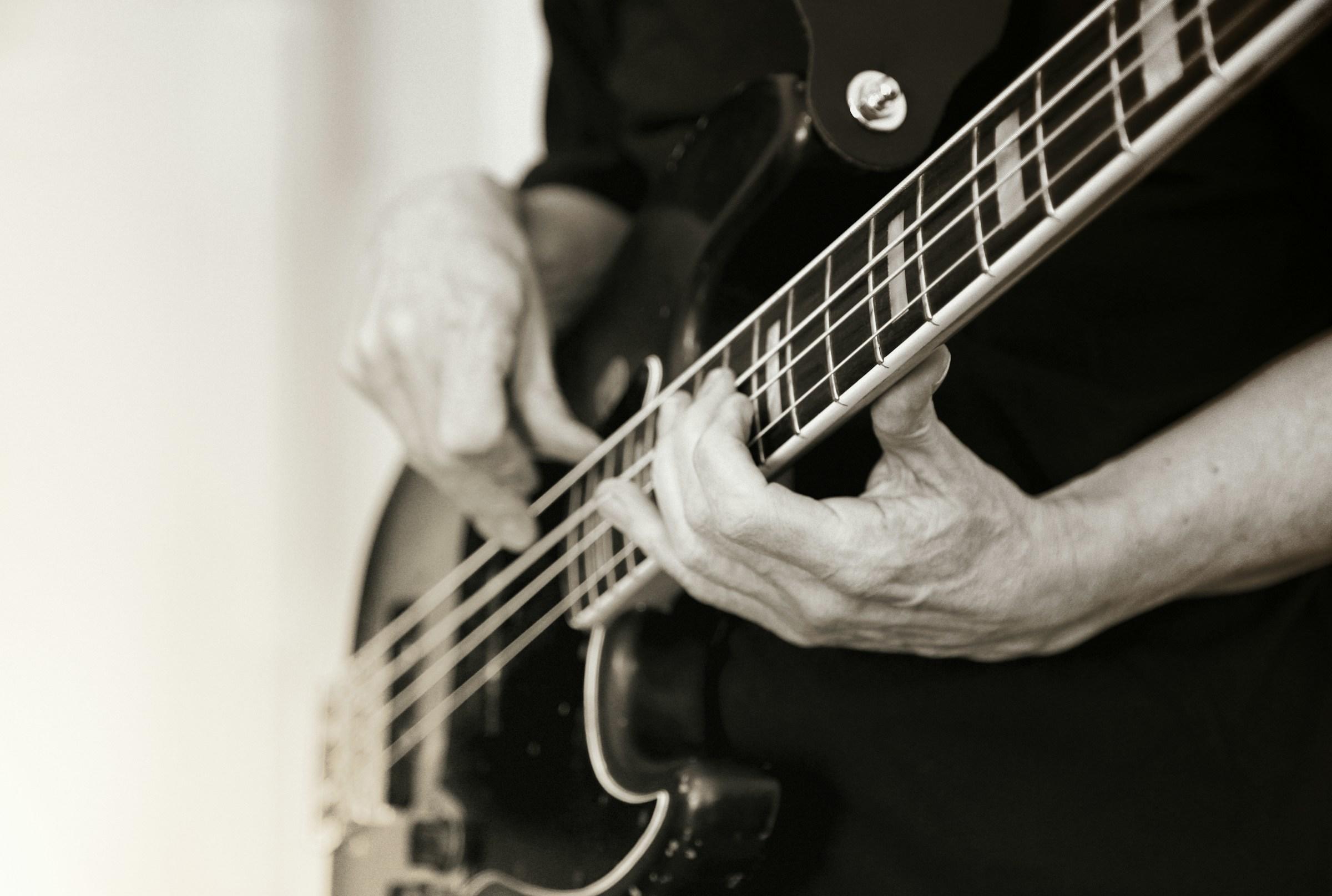 hombre tocando el bajo