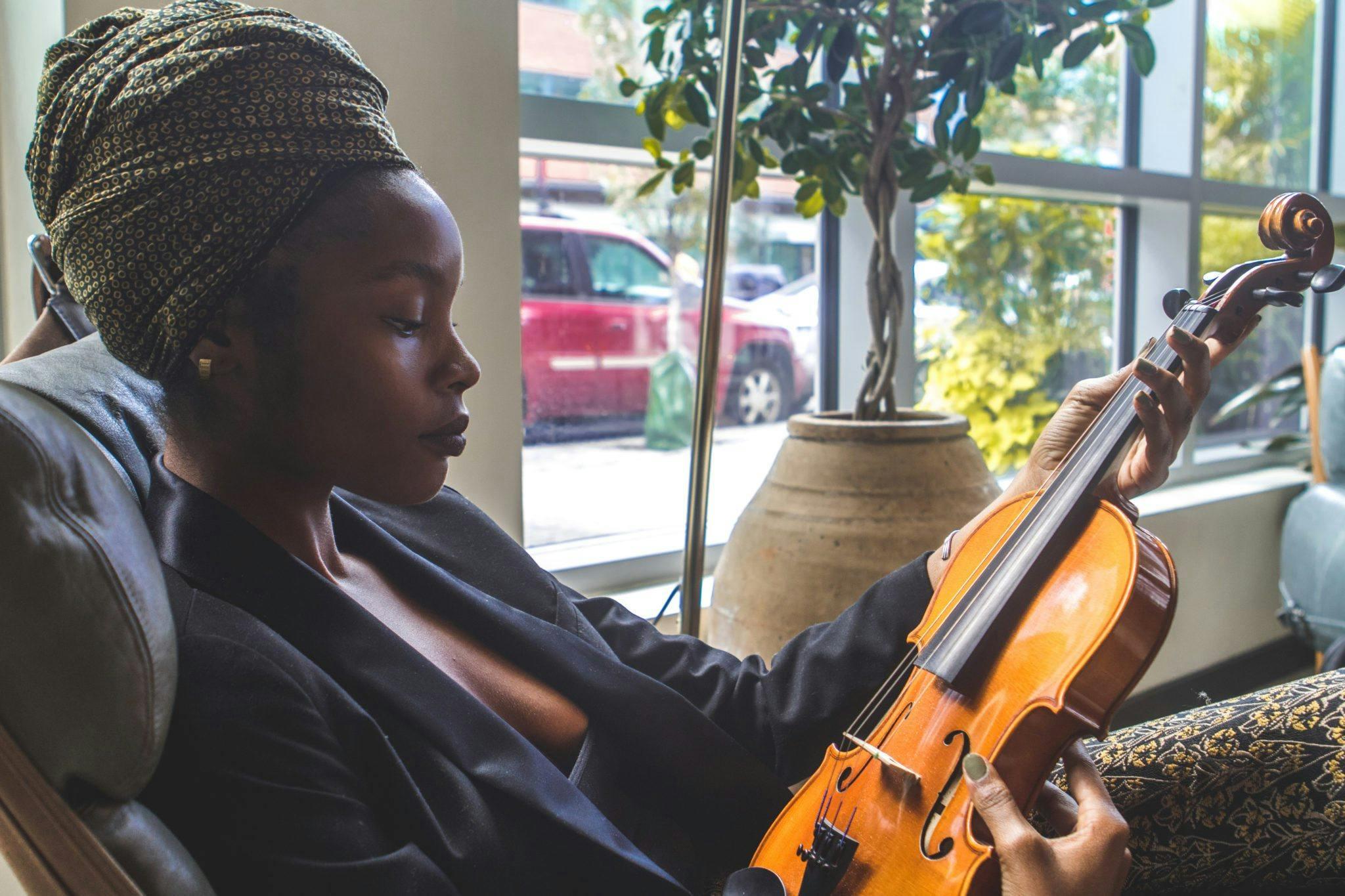 Mujer con un violín.