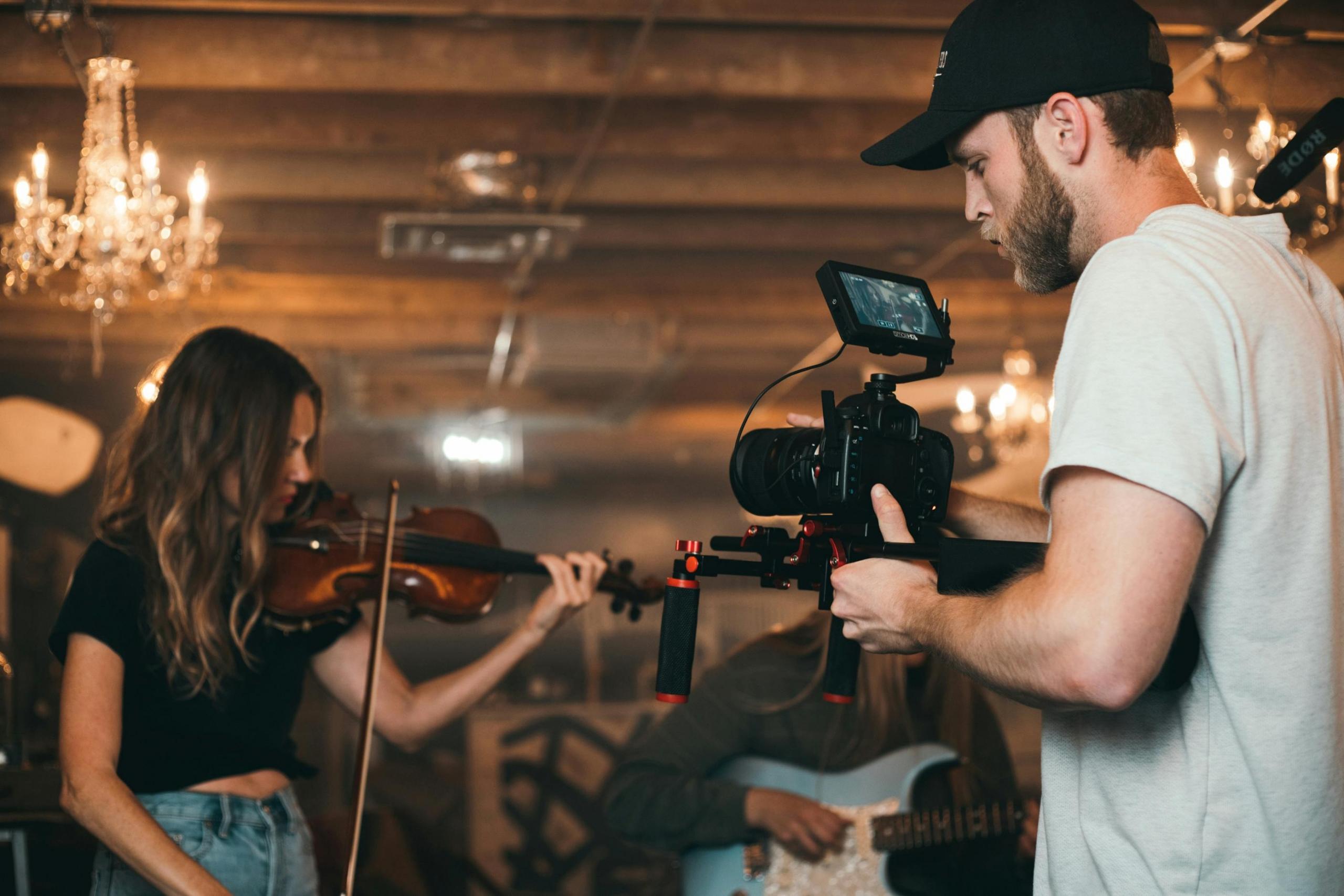 Mujer con violín frente a cámaras. Créditos: Kyle Loftus