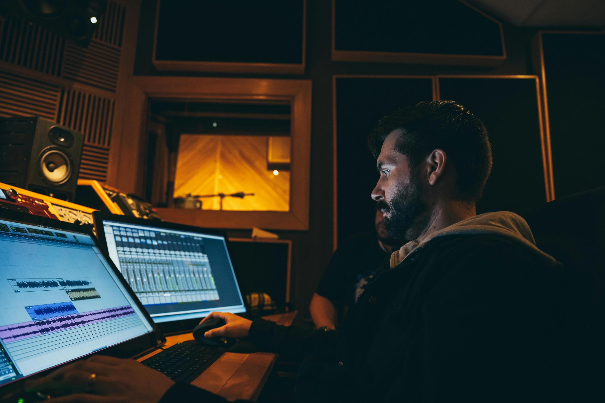 Persona trabajando en estudio de grabación