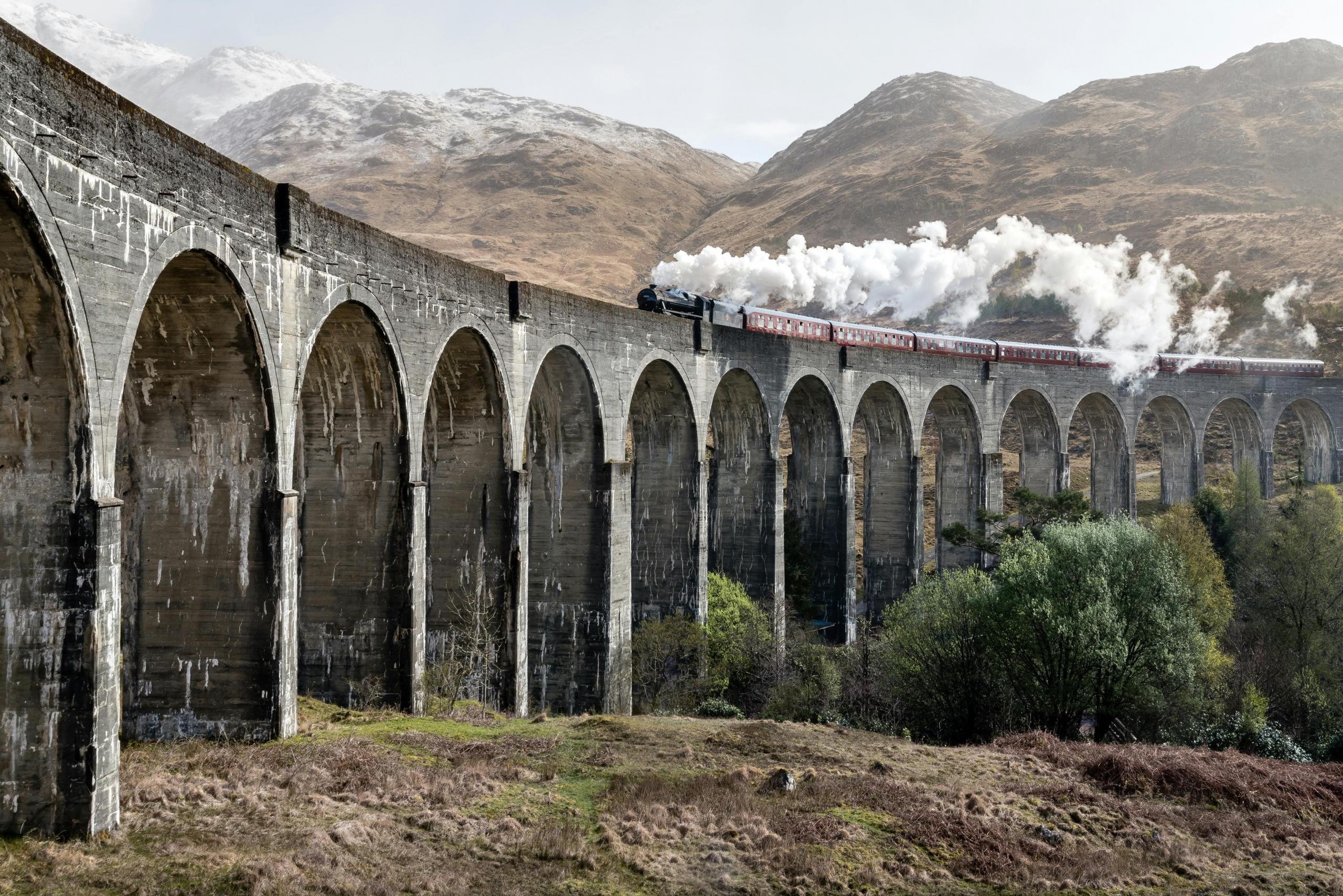Tren a vapor sobre puente.