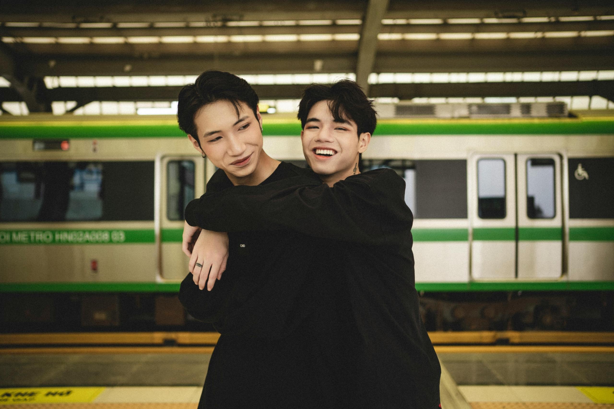 Amigos en metro de ciudad