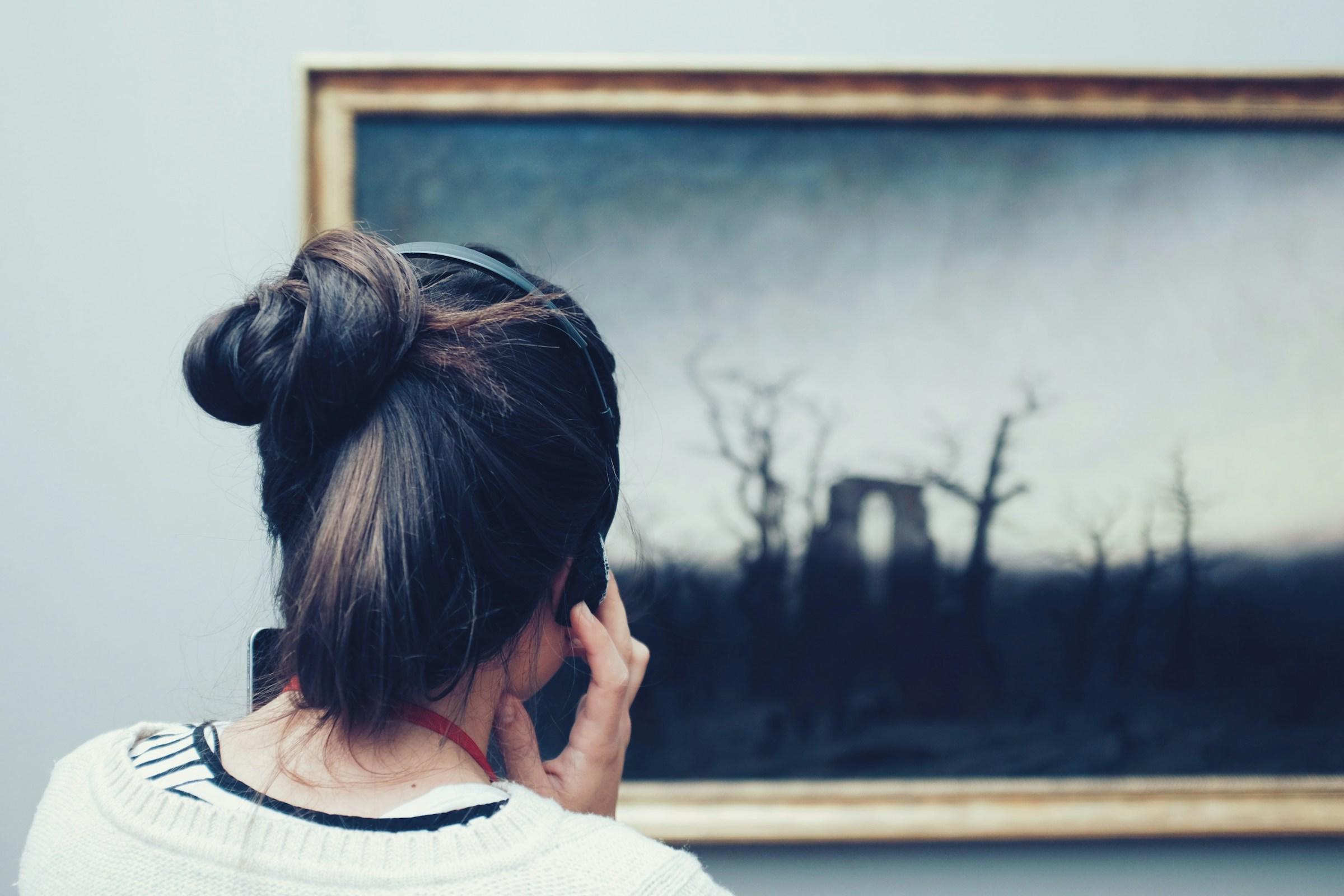 mujer viendo obra de David Friedrich