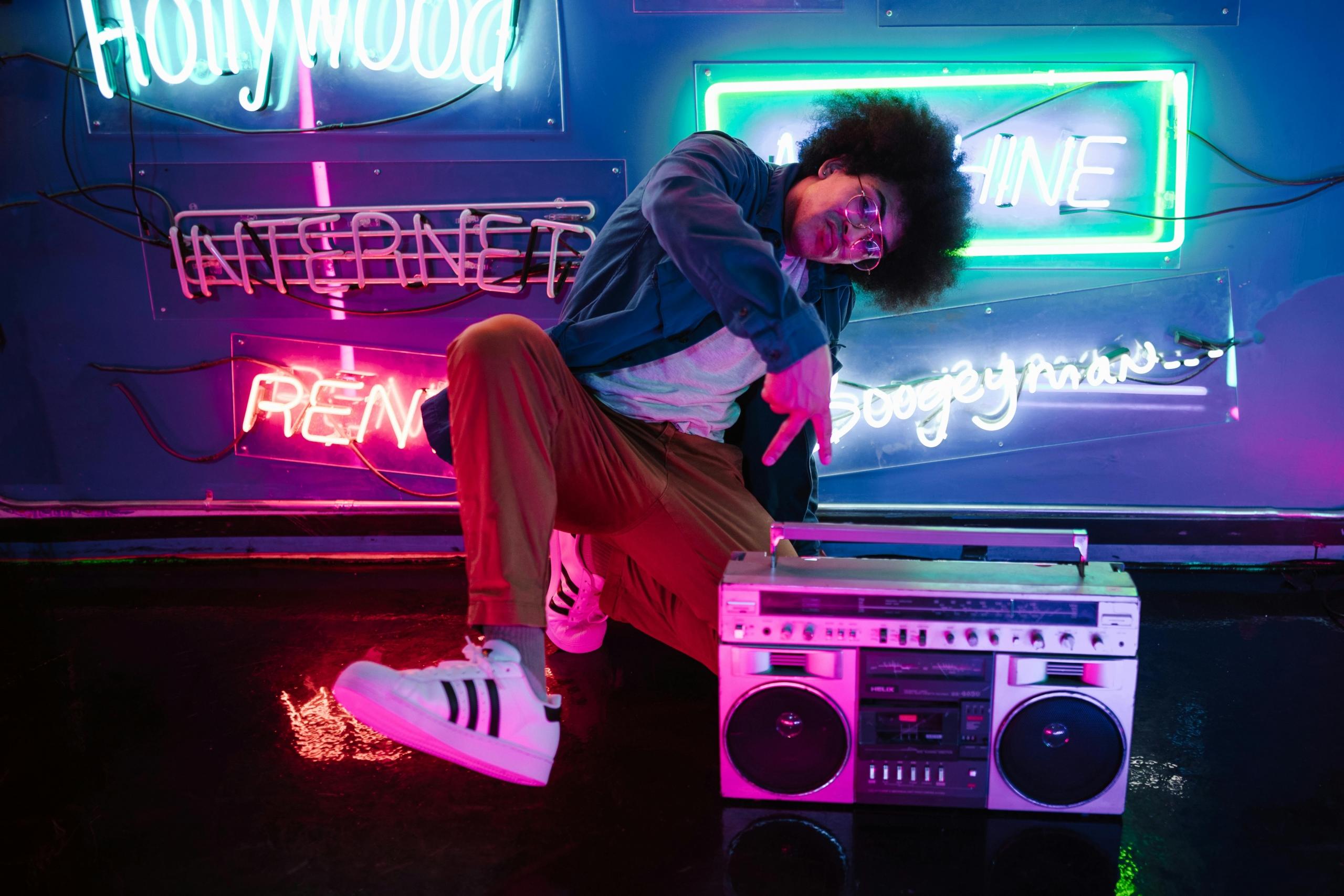 Adolescente bailando junto a reproductor musical
