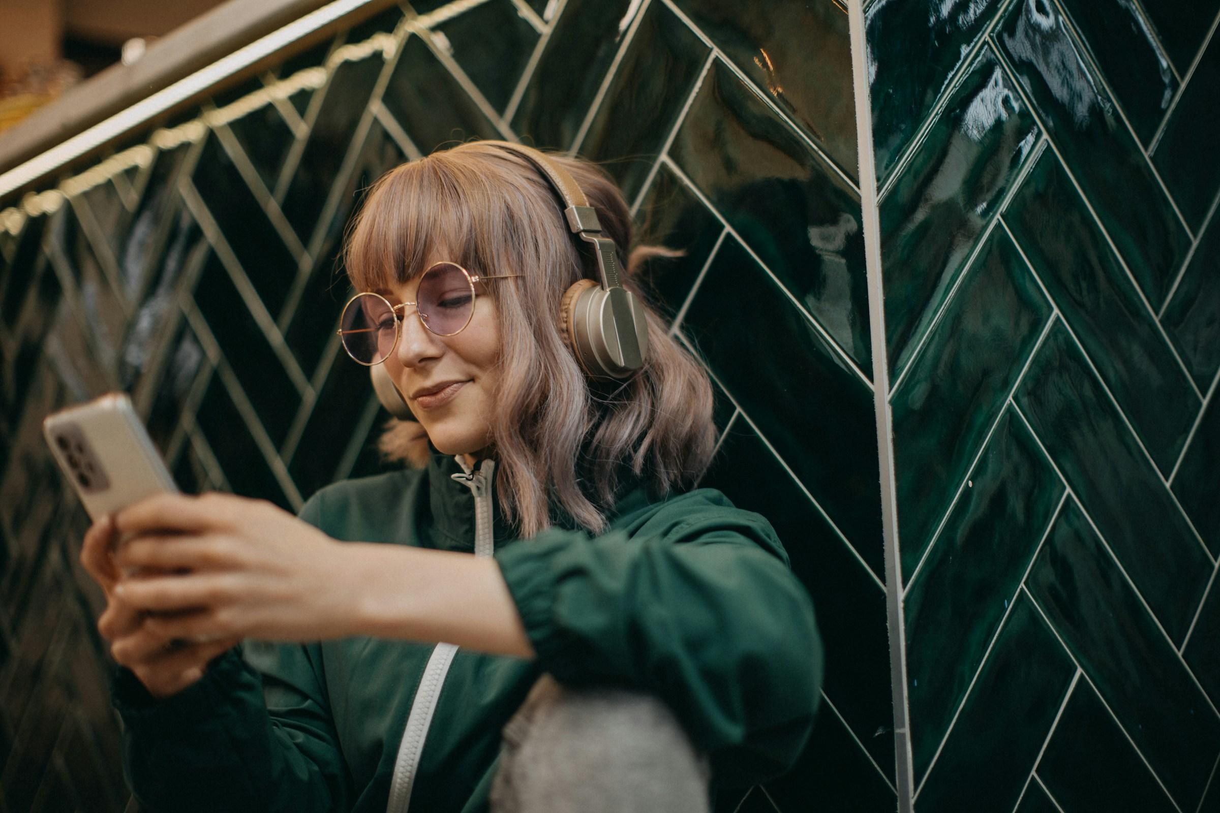 mujer escuchando musica