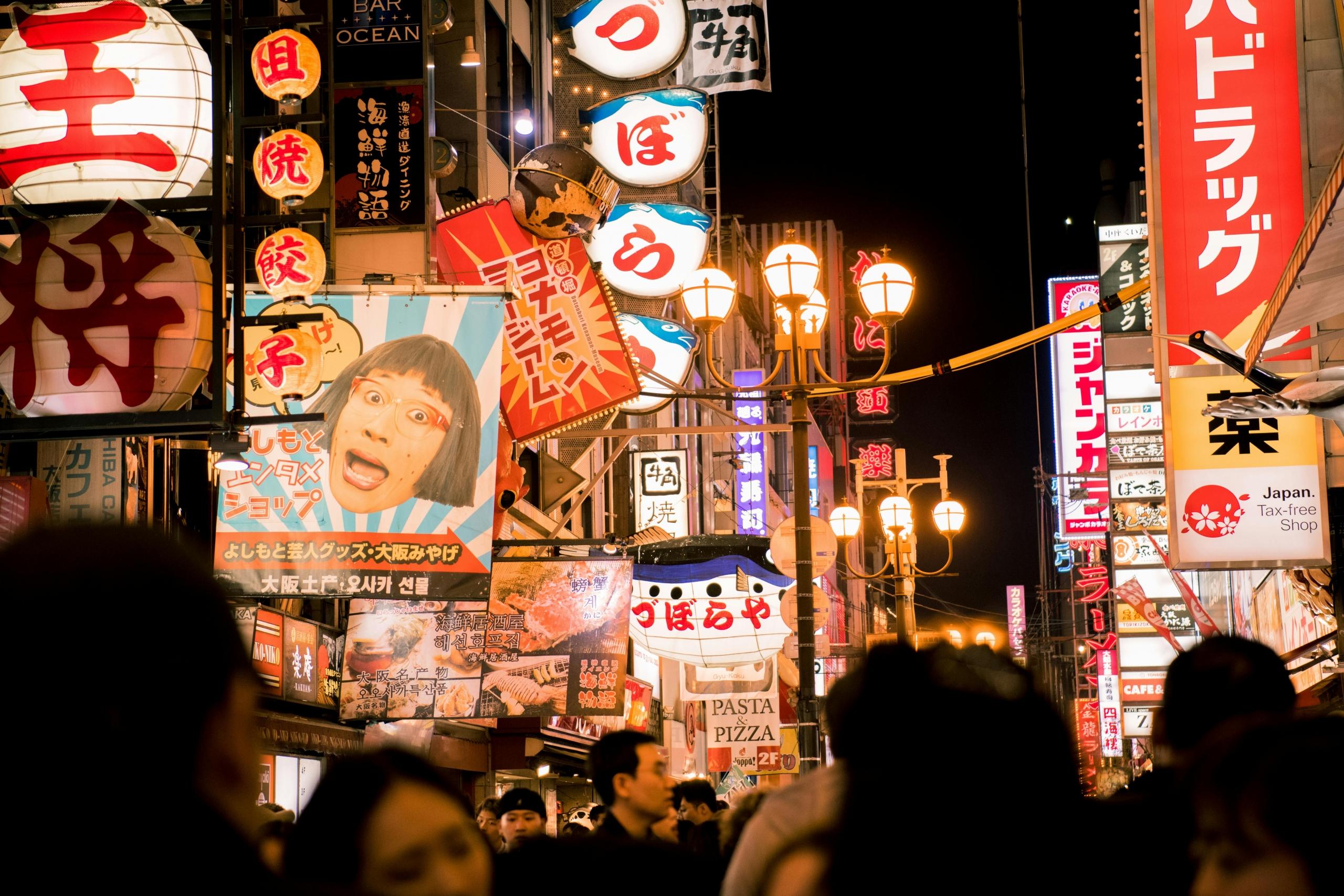 Carteles en ciudad coreana por la noche